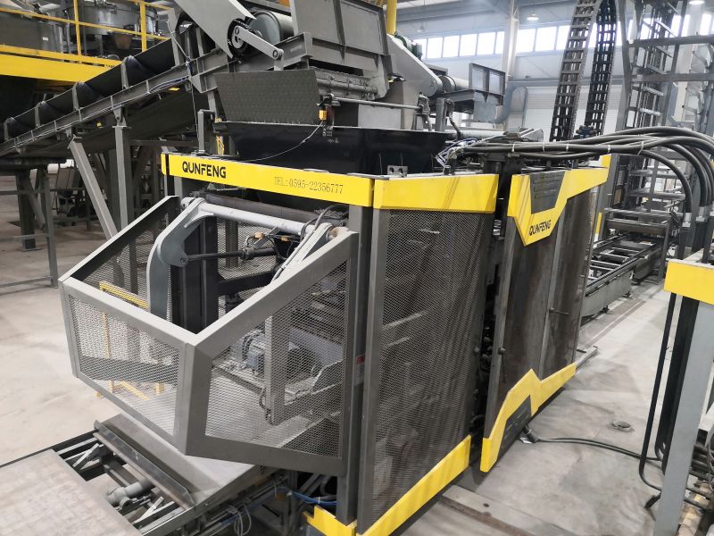 the QS1000 intelligent block machine of the construction waste block production line in Jiangsu die intelligente Blockmaschine QS1000 der Produktionslinie für Bauabfallblöcke in Jiangsu