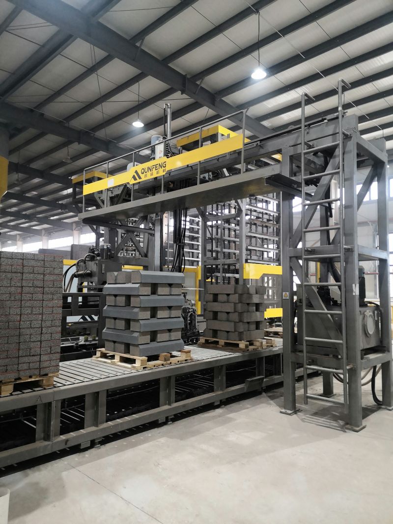 the conveyor system of the construction waste block production line in Jiangsu das Fördersystem der Produktionslinie für Bauschuttblöcke in Jiangsu