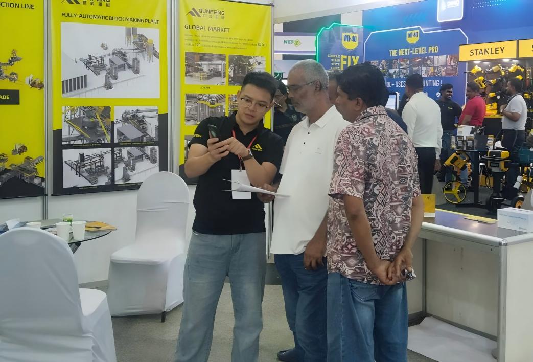 The Qunfeng Machinery team demonstrates the advantages of the intelligent block-making machine to an Indian client. Das Team von Qunfeng Machinery demonstriert einem indischen Kunden die Vorteile der intelligenten Blockherstellungsmaschine.