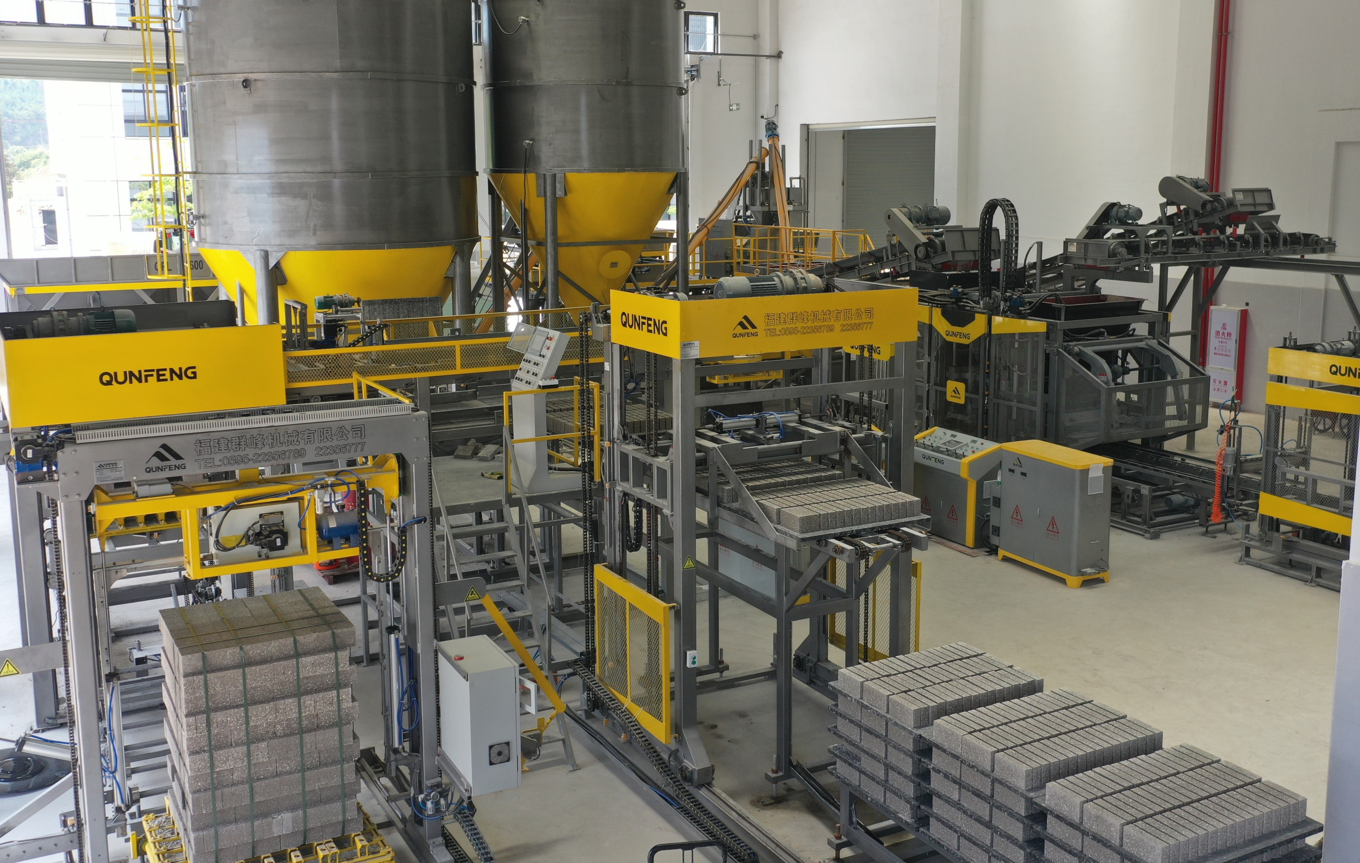 The QS1300 production line commissioned in Dehua utilizes ceramic waste to manufacture bricks. Die in Dehua in Betrieb genommene Produktionslinie QS1300 nutzt Keramikabfälle zur Herstellung von Ziegeln.