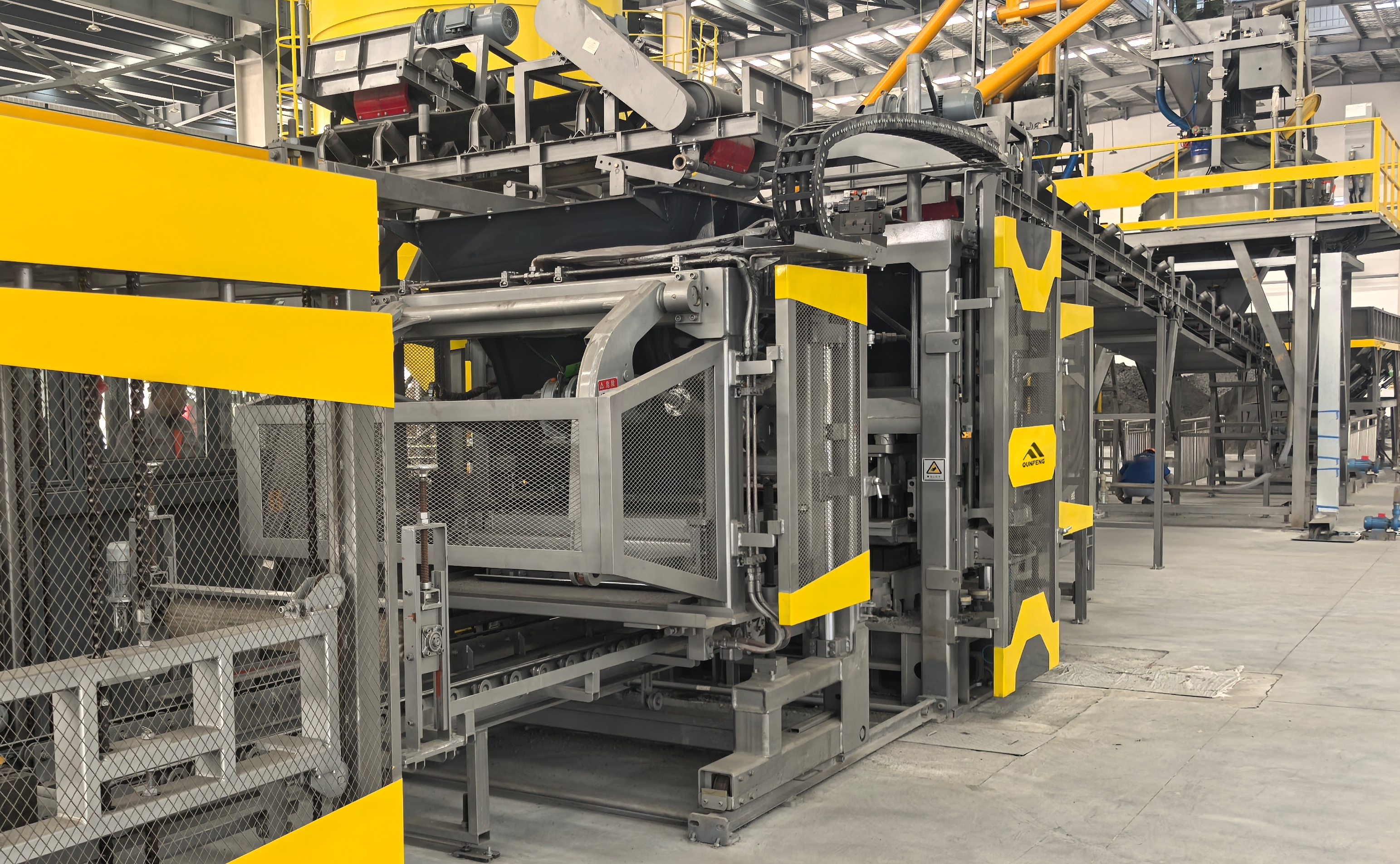 QS Series Fully Automatic Concrete Product Molding Machine Suitable for High-Latitude Cold Climates Vollautomatische Formmaschine für Betonprodukte der QS-Serie, geeignet für kaltes Klima in hohen Breiten