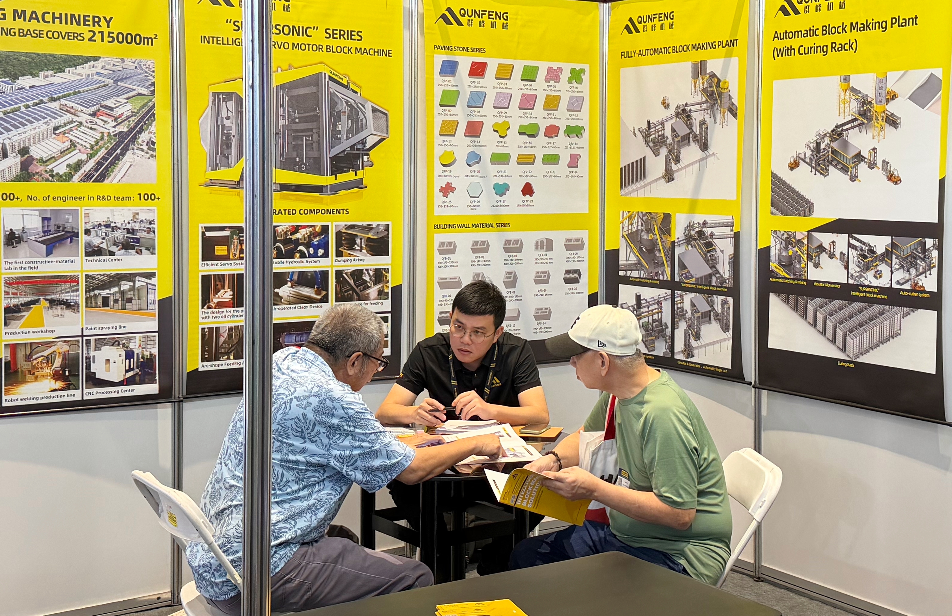 The Philippines-Qunfeng Team Discusses Highly Customized Production Line Solutions with a Client Das Philippines-Qunfeng-Team bespricht mit einem Kunden hochgradig maßgeschneiderte Produktionslinienlösungen