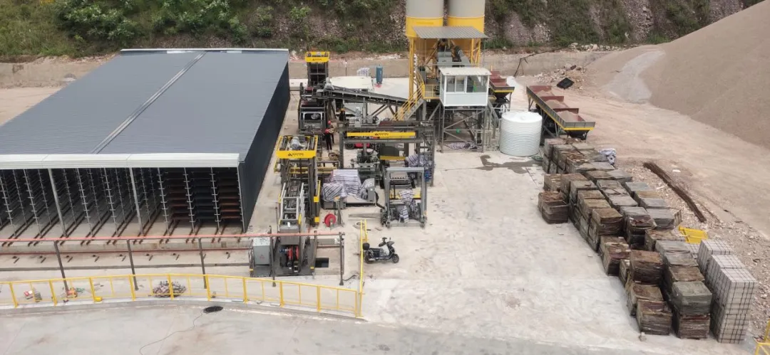 The Zhejiang construction waste recycling and processing center utilizes a fully automated solid waste block production line from Qunfeng Machinery. Das Recycling- und Verarbeitungszentrum für Bauabfälle in Zhejiang nutzt eine vollautomatische Produktionslinie für feste Abfallblöcke von Qunfeng Machinery.