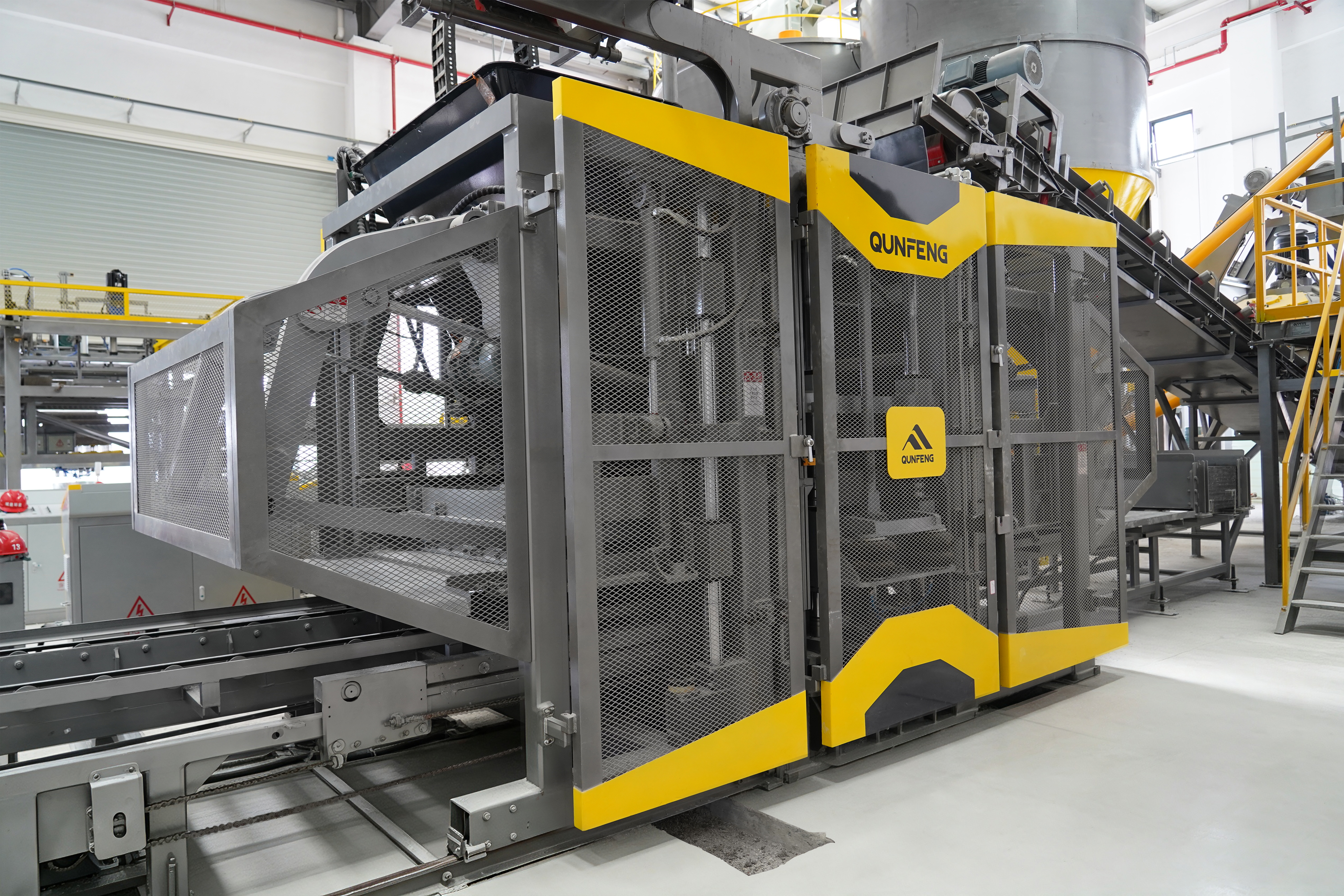 Qunfeng Machinery’s QS1300 concrete product forming machine solved the challenge of block production using special solid waste for a client in Dehua. Die Betonproduktformmaschine QS1300 von Qunfeng Machinery löste für einen Kunden in Dehua die Herausforderung der Blockproduktion unter Verwendung von Sonderabfällen.