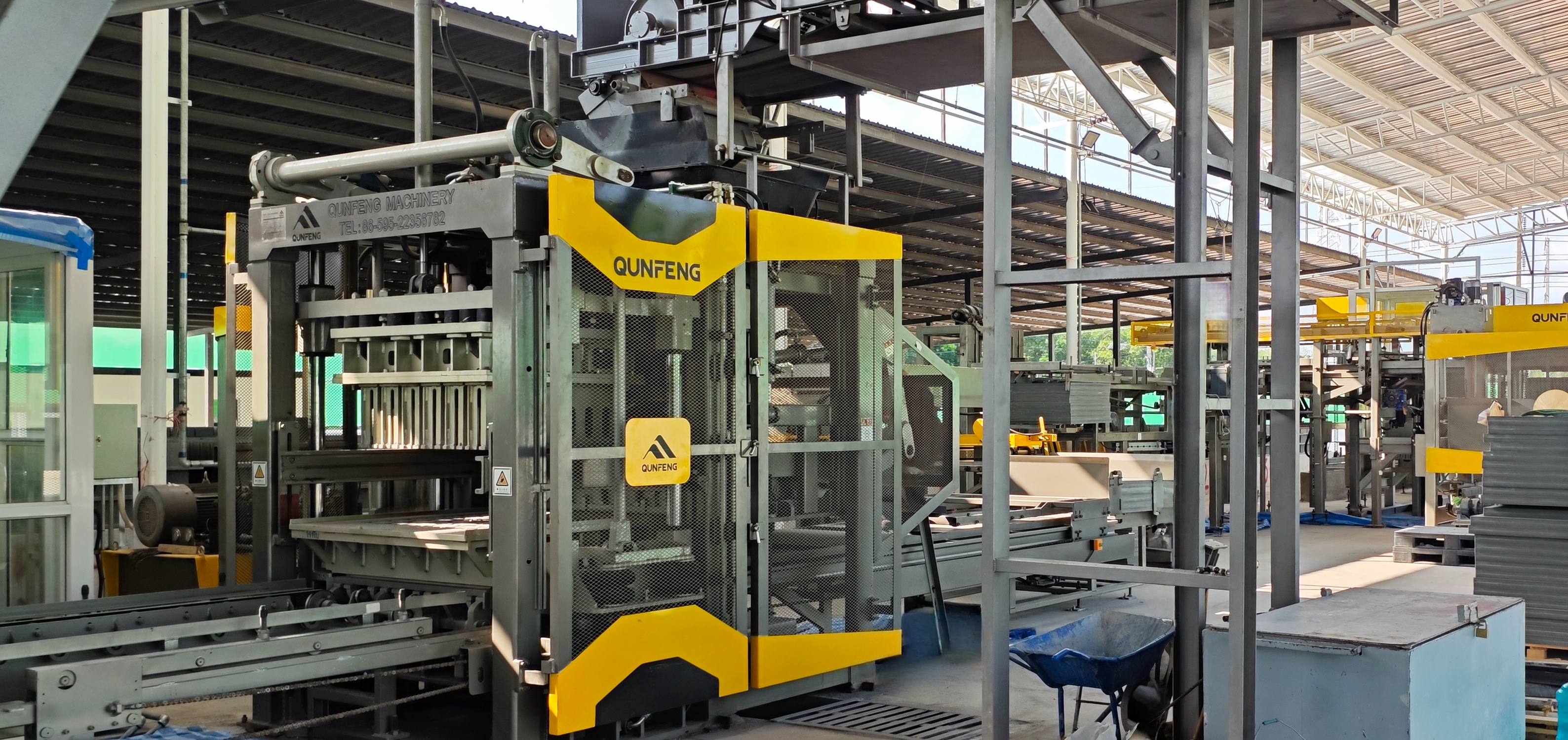 The modern tunnel kiln shuttle-car production line located in Thailand represents the highest-capacity and most intelligent block-making equipment in the region. Die moderne Tunnelofen-Shuttle-Car-Produktionslinie in Thailand verfügt über die leistungsstärkste und intelligenteste Blockherstellungsanlage in der Region.