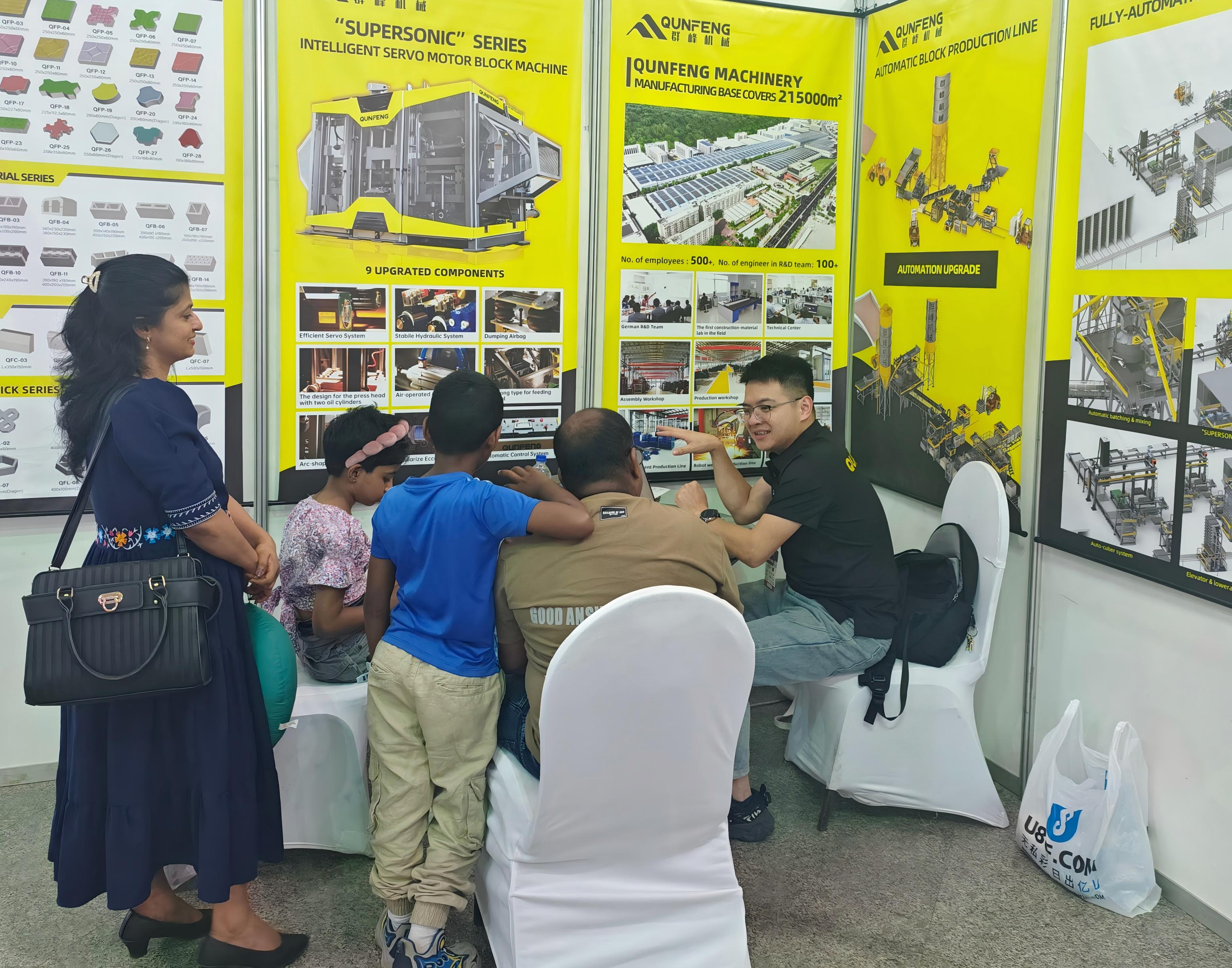 A client from Sri Lanka inquires about the product advantages of Qunfeng Machinery. Ein Kunde aus Sri Lanka erkundigt sich nach den Produktvorteilen von Qunfeng Machinery.