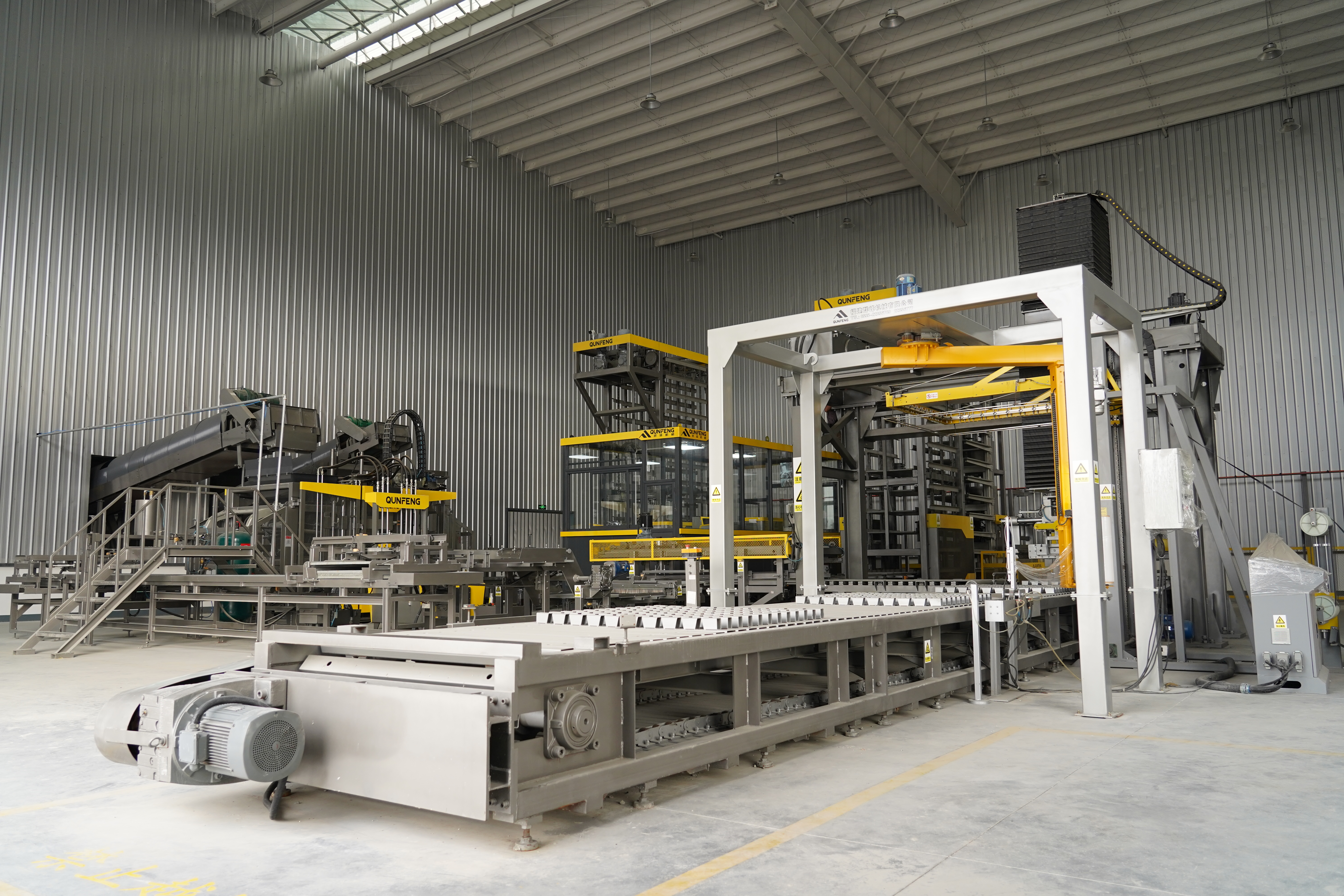 Qunfeng Machinery supplies a solid waste block-making production line for a construction waste recycling project in Quanzhou. Qunfeng Machinery liefert eine Produktionslinie zur Herstellung von Festabfallblöcken für ein Bauabfallrecyclingprojekt in Quanzhou.