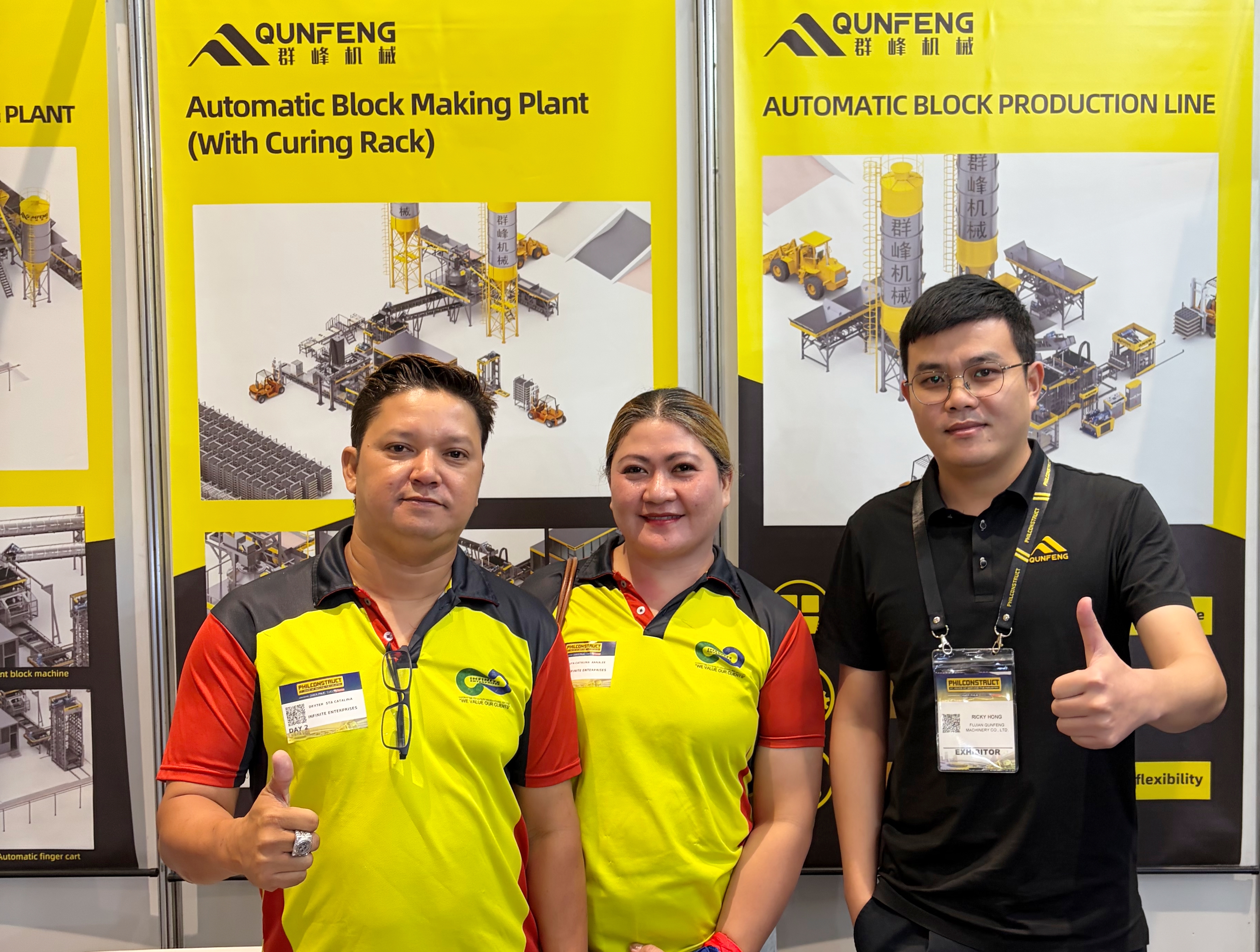 The Qunfeng team in the Philippines poses for a photo with the client after signing the contract. Das Qunfeng-Team auf den Philippinen posiert nach der Vertragsunterzeichnung für ein Foto mit dem Kunden.