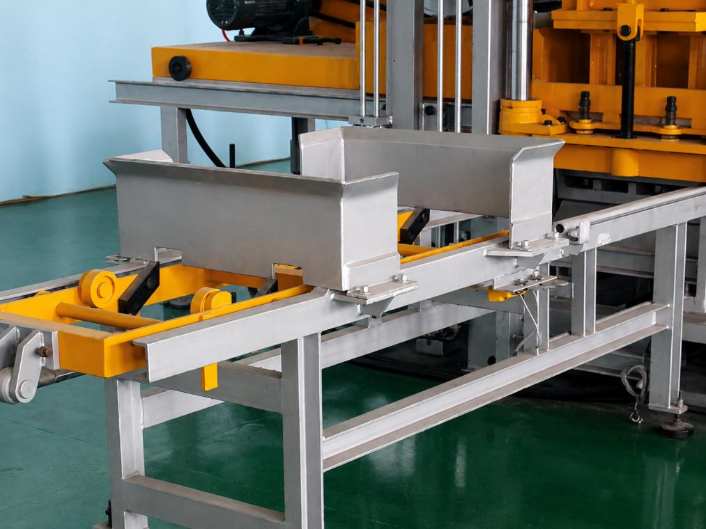 Maschine zur Herstellung von Hohlblocksteinen aus Beton