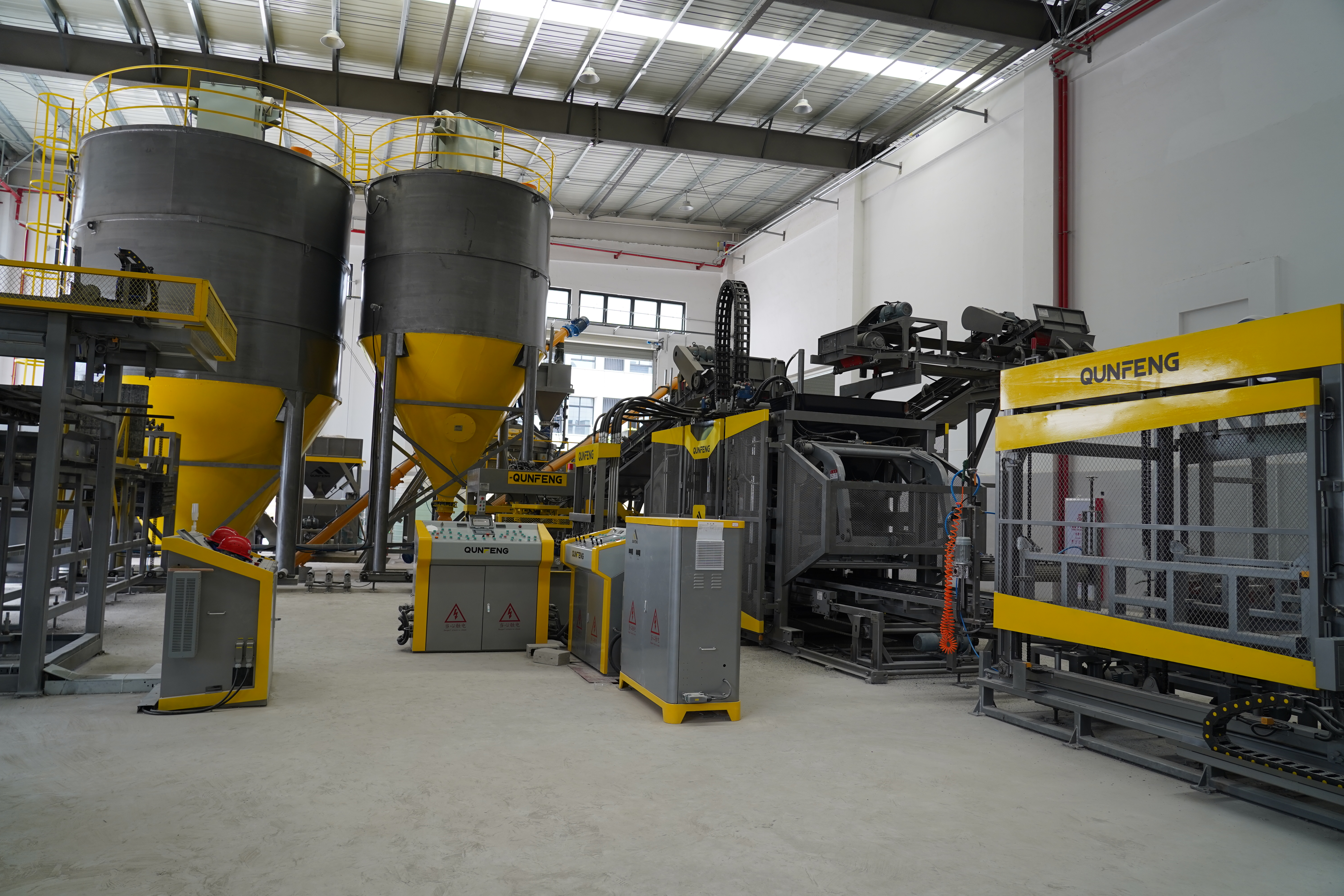 Qunfeng Machinery’s QS series fully automatic concrete product production line achieves high-value utilization of solid waste and its transformation into green building materials. Die vollautomatische Produktionslinie für Betonprodukte der QS-Serie von Qunfeng Machinery ermöglicht die hochwertige Nutzung fester Abfälle und deren Umwandlung in umweltfreundliche Baumaterialien.