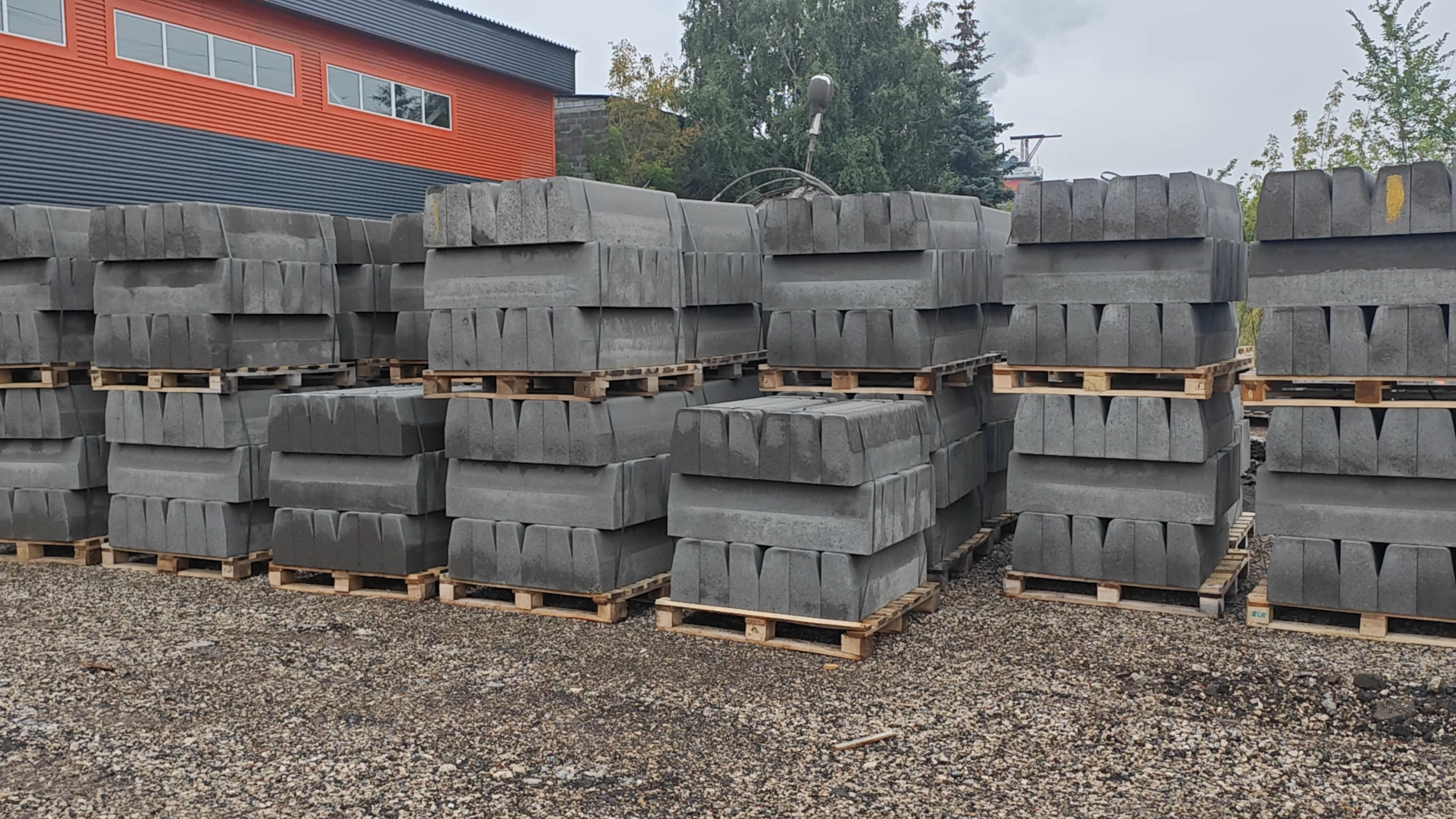 High-quality kerbstone products manufactured on Qunfeng Machinery production lines are highly popular in Russia. Hochwertige Bordsteinprodukte, die auf Produktionslinien von Qunfeng Machinery hergestellt werden, erfreuen sich in Russland großer Beliebtheit.