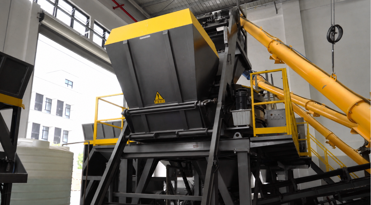 The Fujian QS-series fully automatic production line’s batching and mixing system maintains stable output even when handling specialized materials. Das Dosier- und Mischsystem der vollautomatischen Produktionslinie der QS-Serie von Fujian gewährleistet eine stabile Produktion auch bei der Handhabung spezieller Materialien.