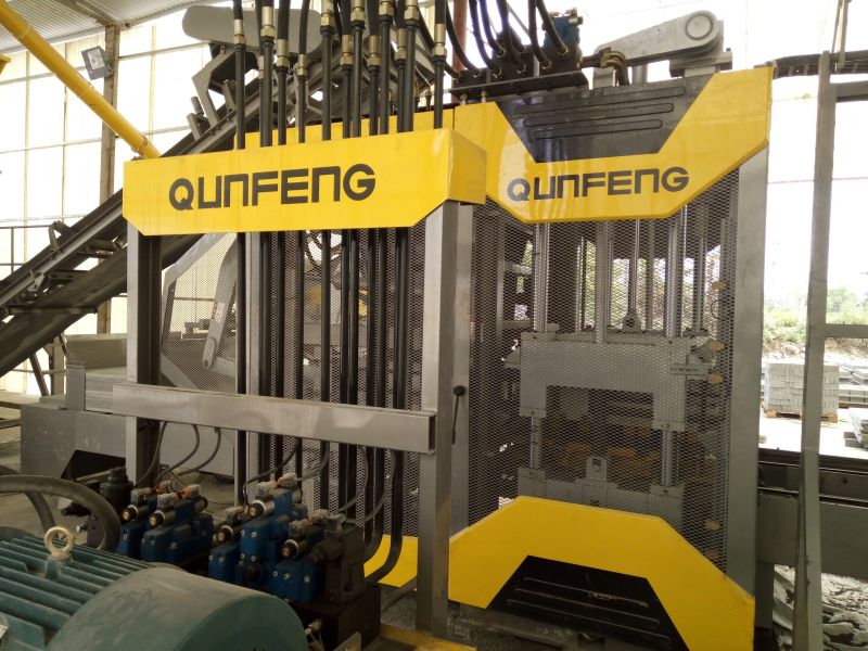 die intelligente Steinsteinmaschine QS1300 in Vietnam