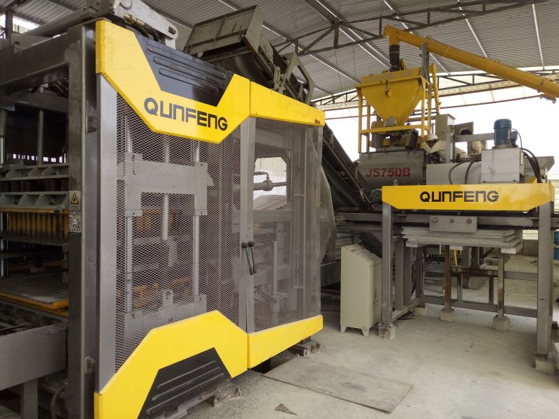 die automatische Blockproduktionslinie Qunfeng QS1300 in Vietnam