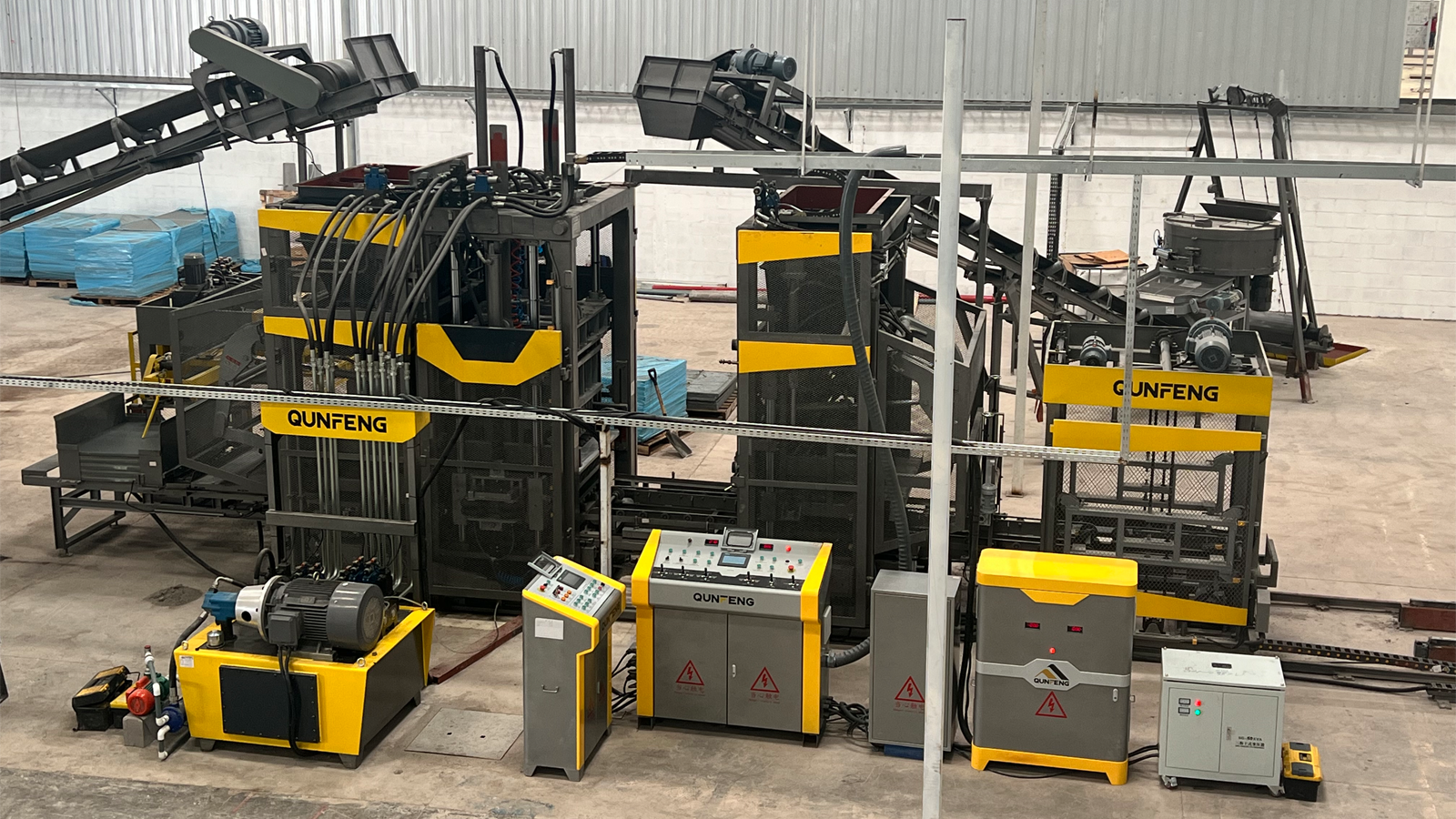 die automatische Blockproduktionslinie QS1300-H in Ecuador