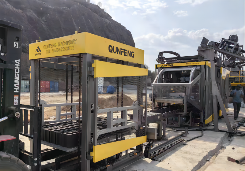 die automatische Blockproduktionslinie Qunfeng QS1300 im Südsudan