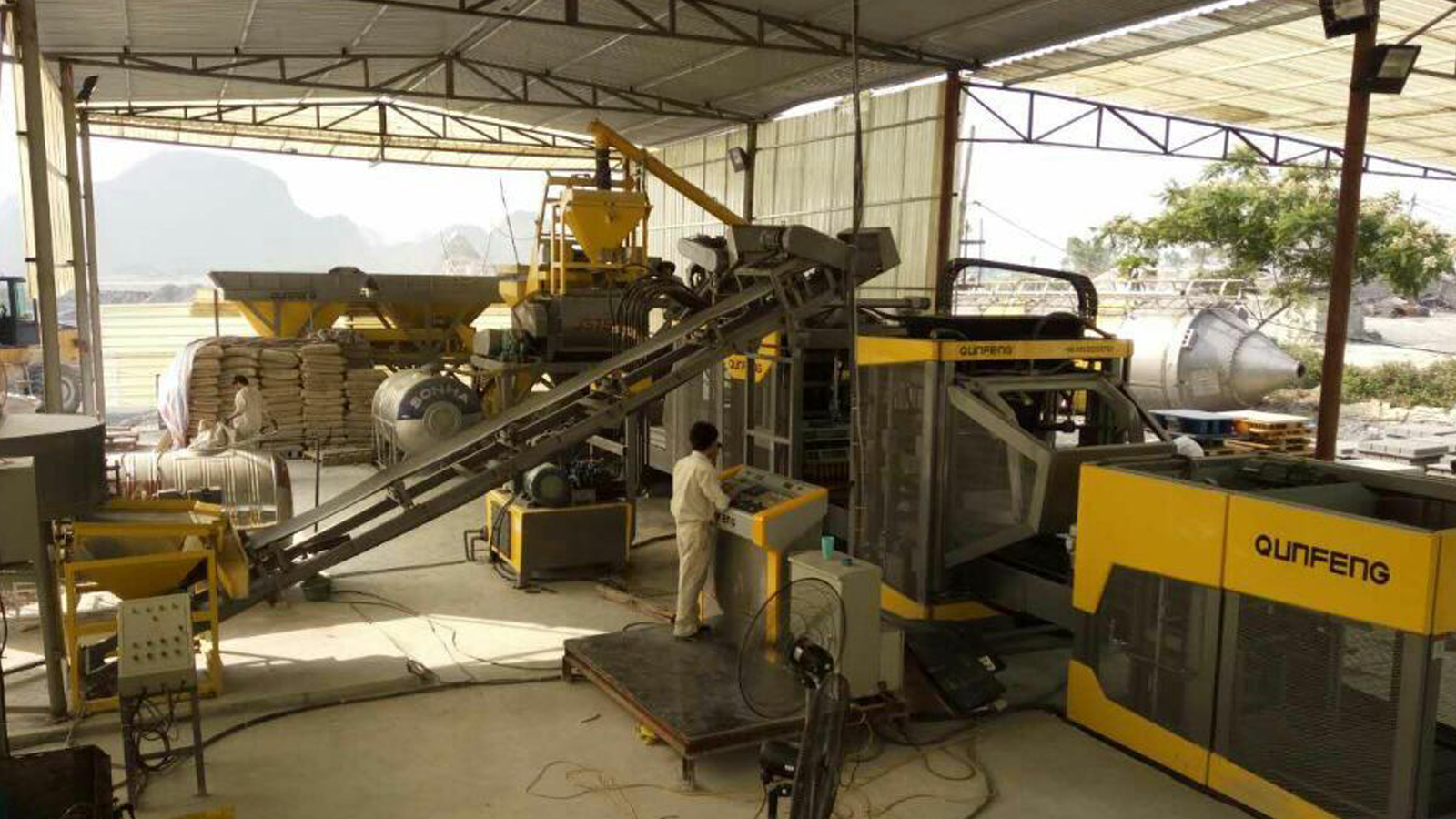 Die automatische Blockproduktionslinie QS1300 in Vietnam