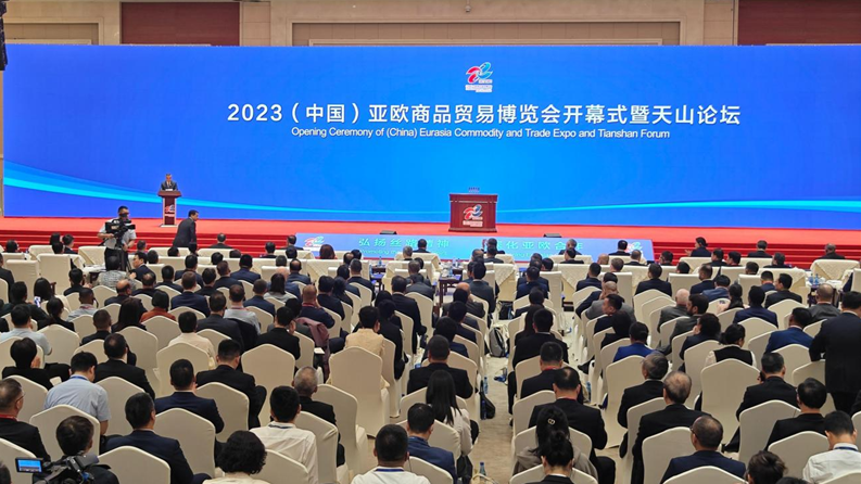 Qunfeng trat auf der Asia-Europe Business Expo auf: Präsentation von Chinas intelligenter Fertigungsstärke mit führender Ausrüstung!