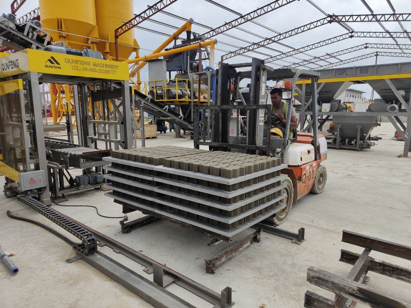 hochwertige Produkte aus der automatischen Blockproduktionslinie QS1300 in Sri Lanka