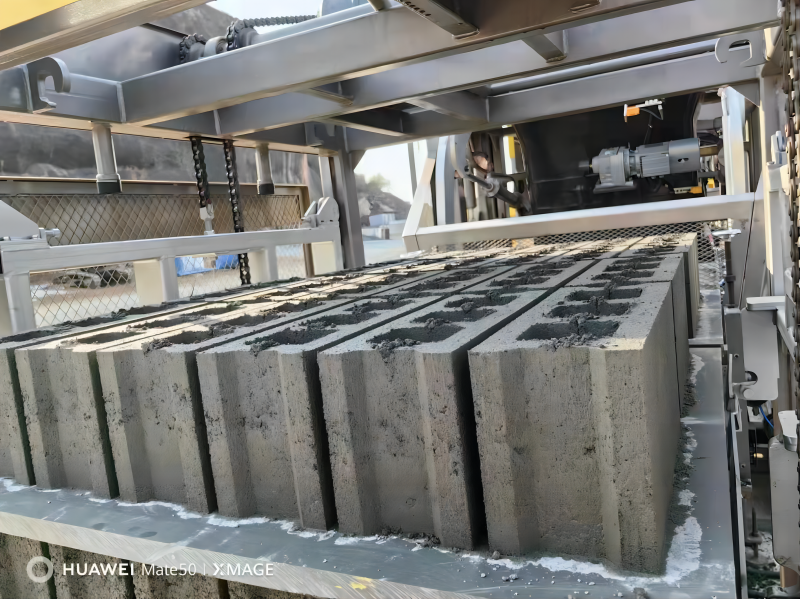 Hochwertige Produkte aus der automatischen Blockproduktionslinie Qunfeng QS1300 im Südsudan