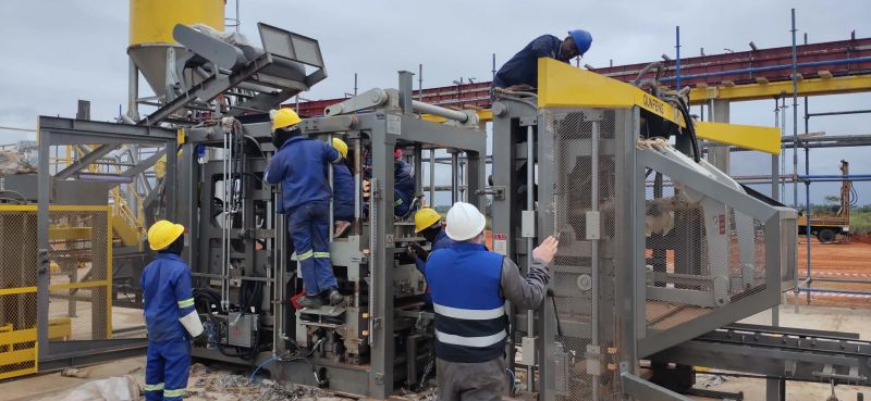 die intelligente Steinsteinmaschine QS1300 in der Concrete Products Solution in Mosambik