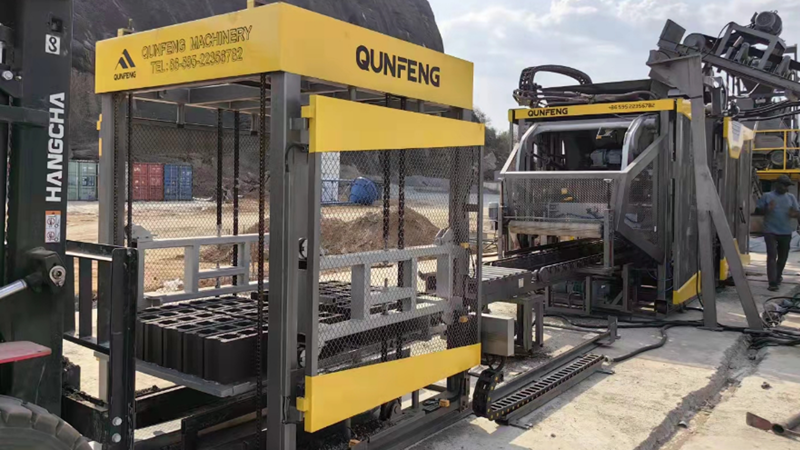 Die automatische Blockproduktionslinie QS1300 im Südsudan