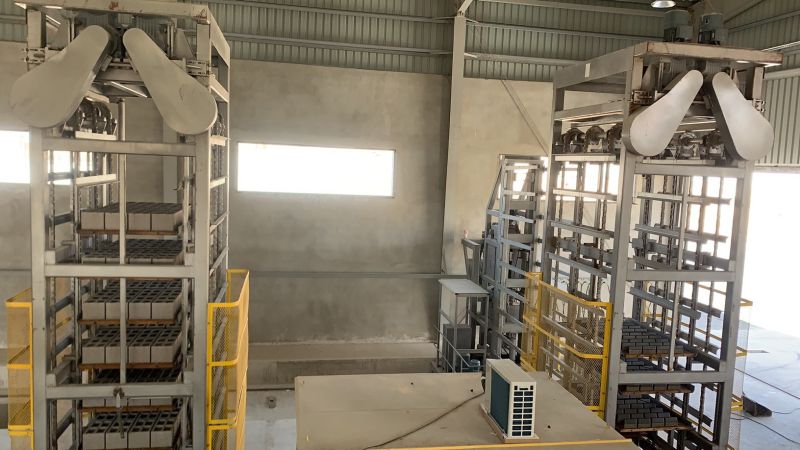 die intelligente Blockmaschine QS1300 der multifunktionalen vollautomatischen Produktionslinie für die Ziegelherstellung in Syrien