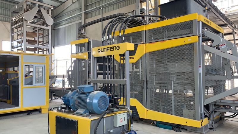 die intelligente Blockmaschine QS1300 der multifunktionalen vollautomatischen Produktionslinie für die Ziegelherstellung in Syrien