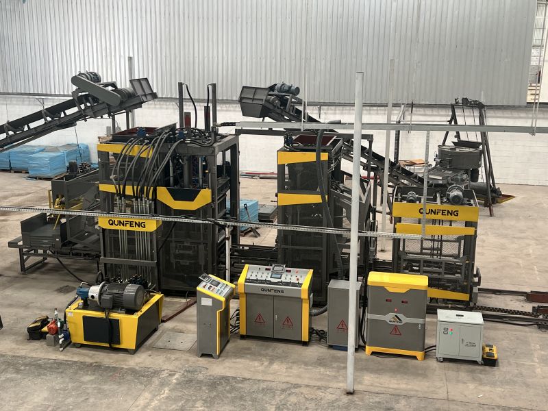 die automatische Blockproduktionslinie QS1300-H in Ecuador