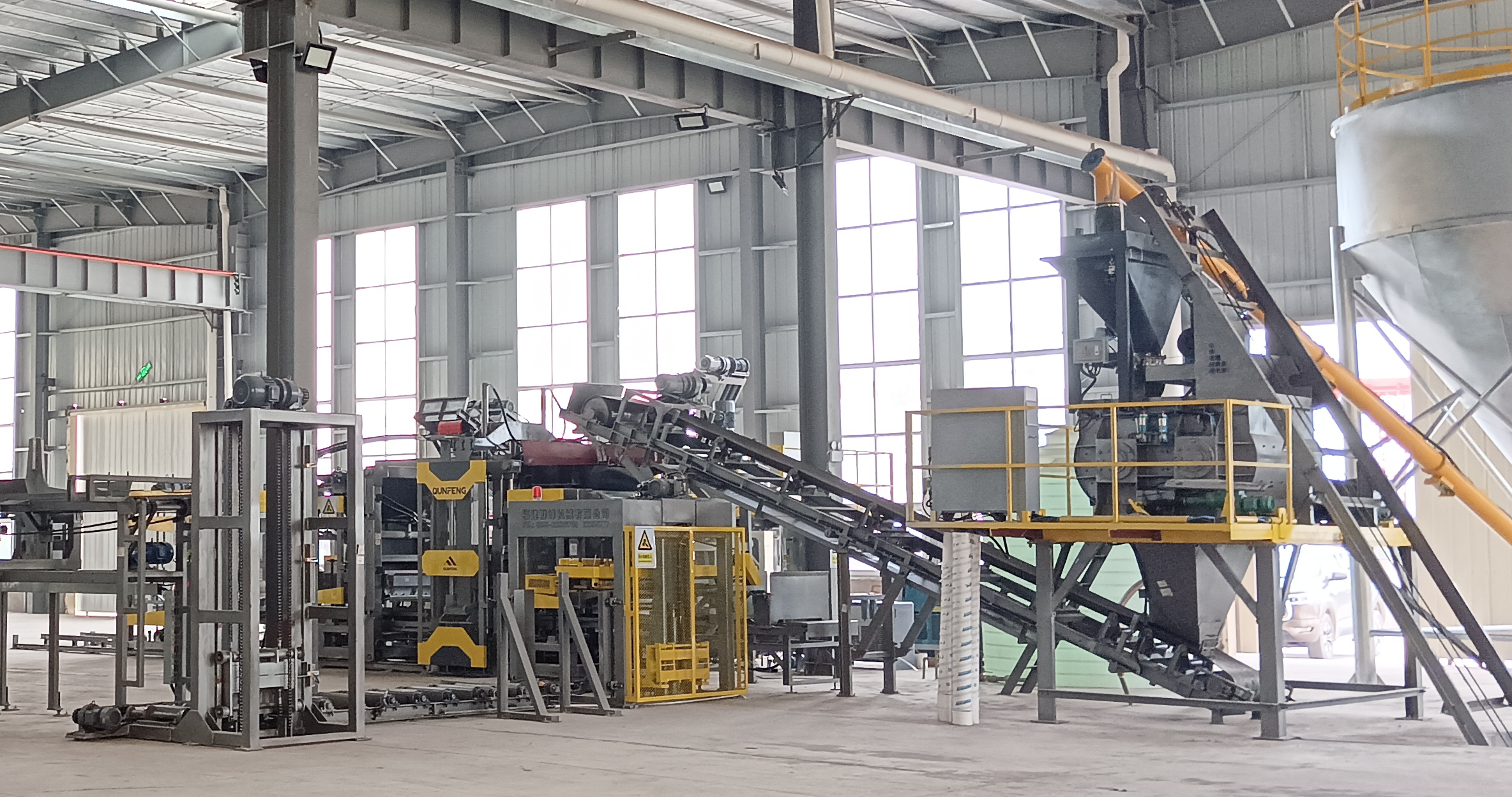 Landung der automatischen Blockproduktionslinie von Qunfeng Machinery, Beschleunigung des Baus eines High-Tech-Industrieclusters in Sichuan