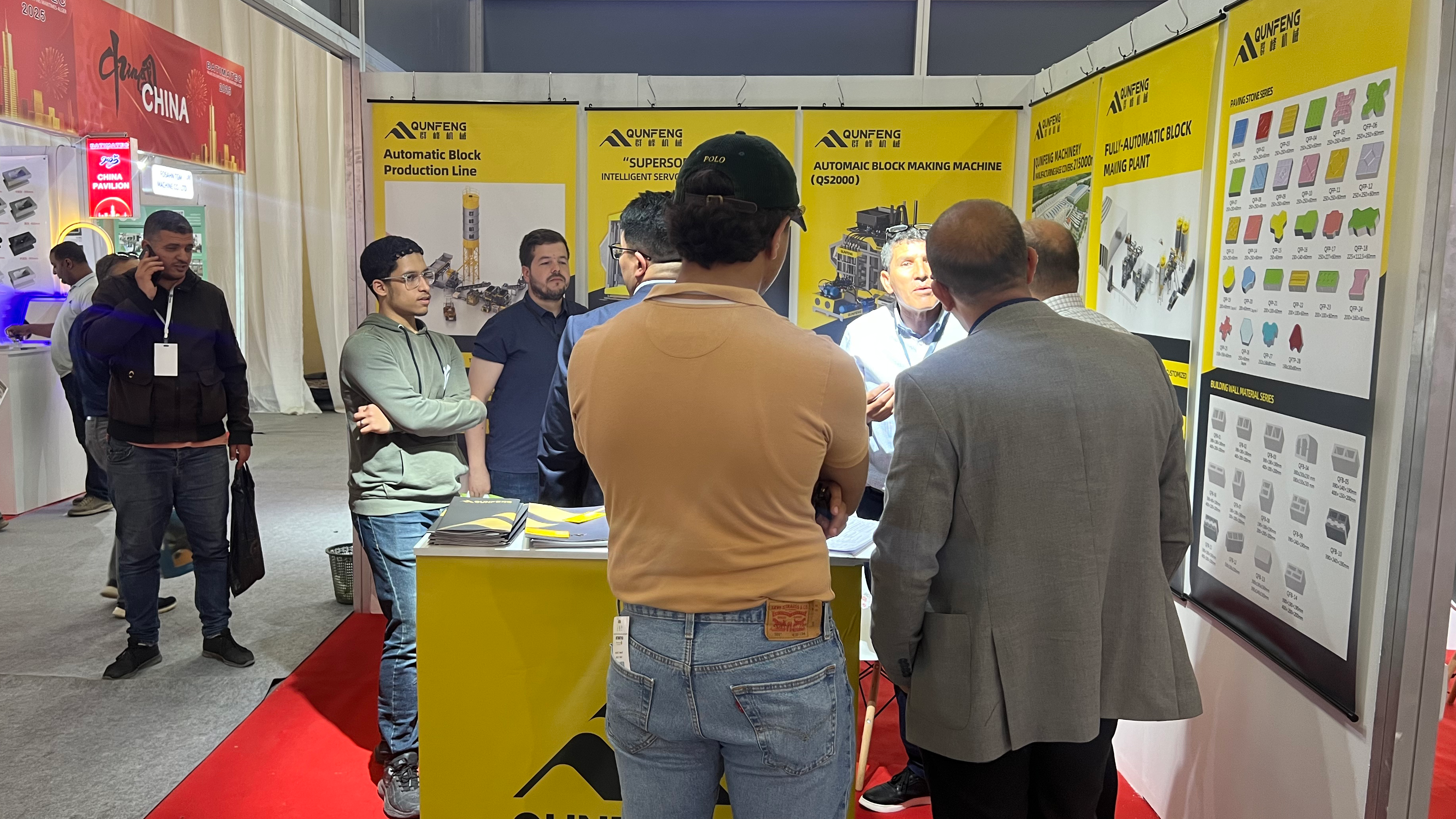 Qunfeng Machinery glänzt auf der Algeria International Construction Equipment Expo und präsentiert intelligente Fertigungsfähigkeiten in Afrika！