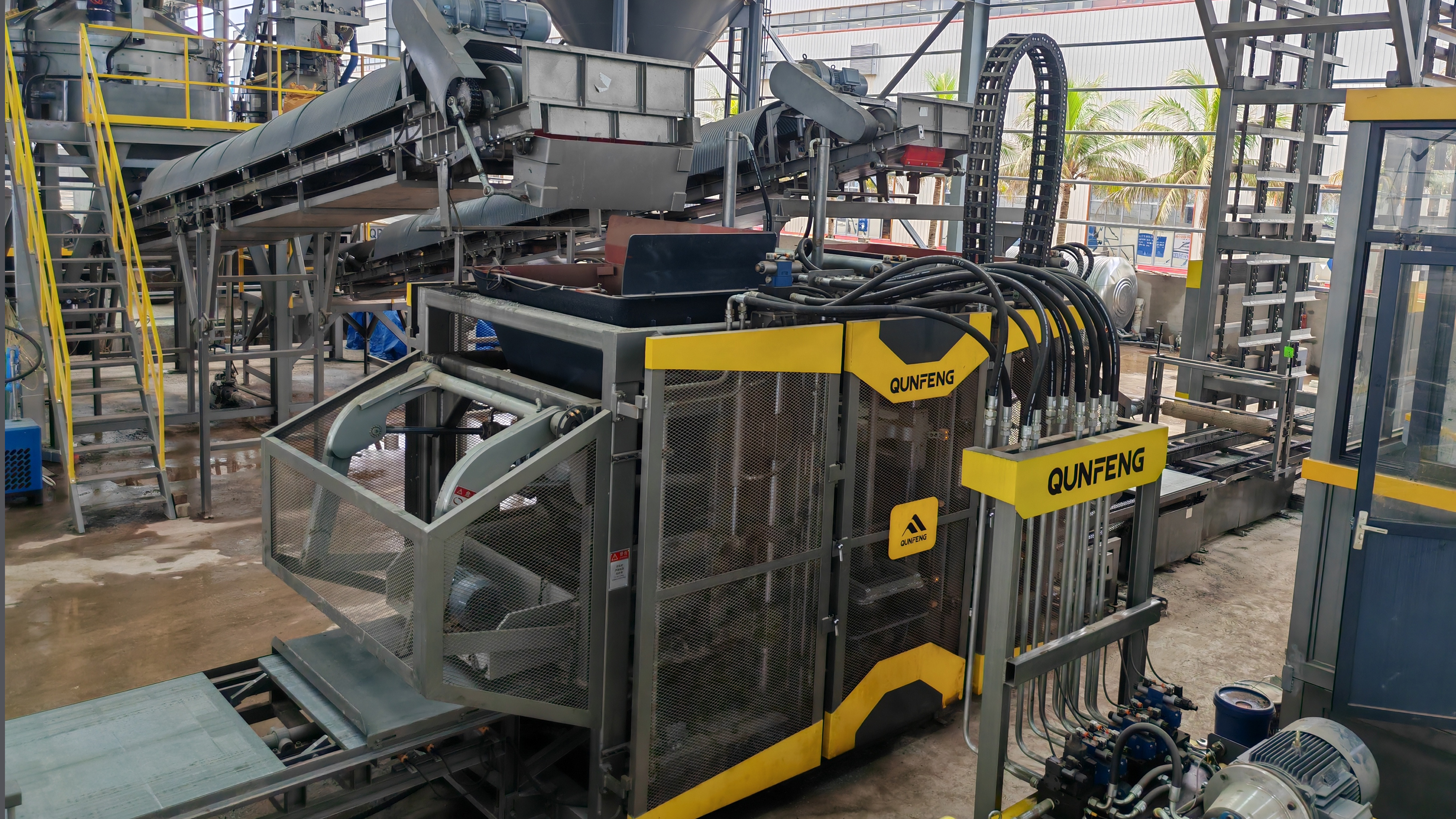 Vom Zuschlagstoff zur Struktur: Die vollautomatische Blockproduktionslinie von Qunfeng wird in Hainan in Betrieb genommen