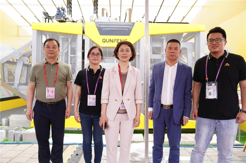 Die Leiter des Quanzhou Municipal Bureau of Commerce machten ein Gruppenfoto mit dem Ausstellungspersonal