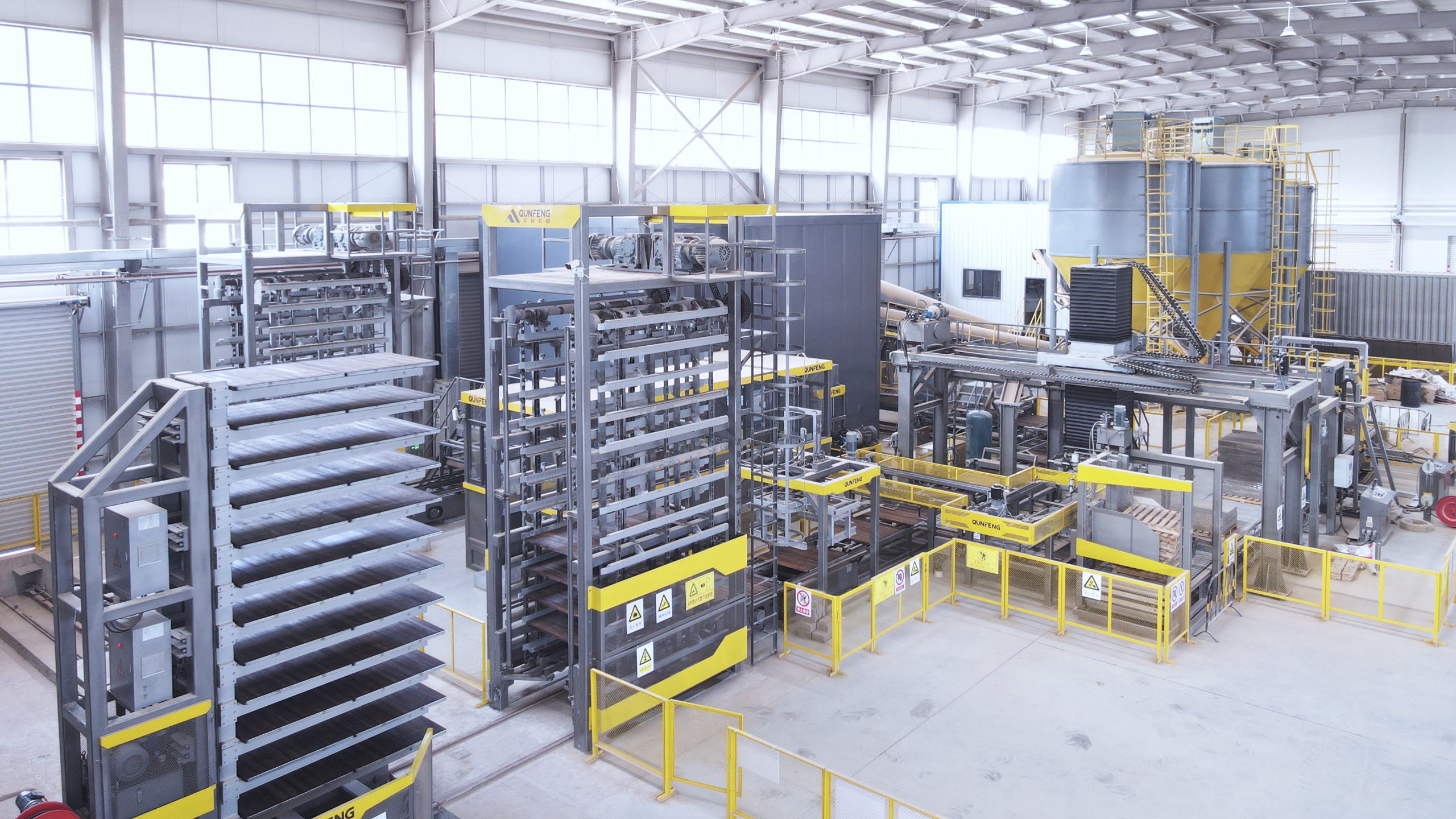 Im Einklang mit dem „Aktionsplan für eine umfassende Entsorgung fester Abfälle“ des Staatsrats wurde die Produktionslinie für die Herstellung fester Abfälle von Qunfeng Machinery-Ziegeln in Sichuan in Betrieb genommen