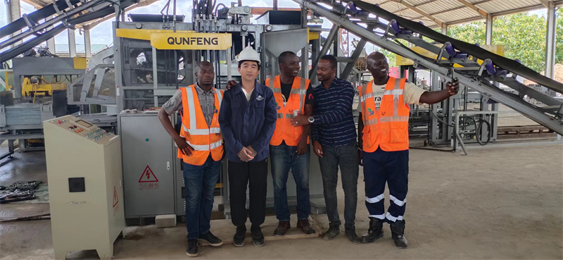 Qunfeng-Gruppenfoto mit lokalen Kunden in Afrika