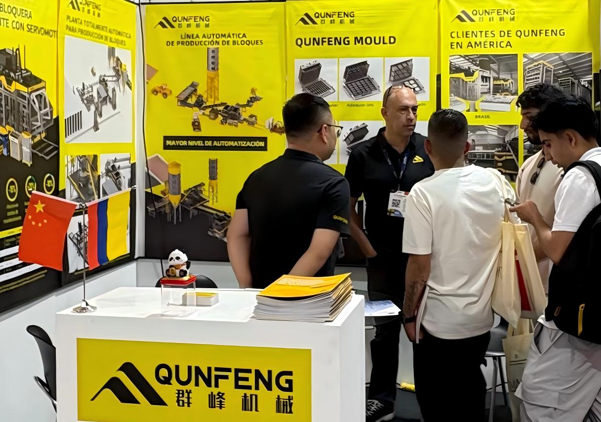 Das s&uuml;damerikanische Team von Qunfeng Machinery f&uuml;hrt Gespr&auml;che mit kolumbianischen Kunden.