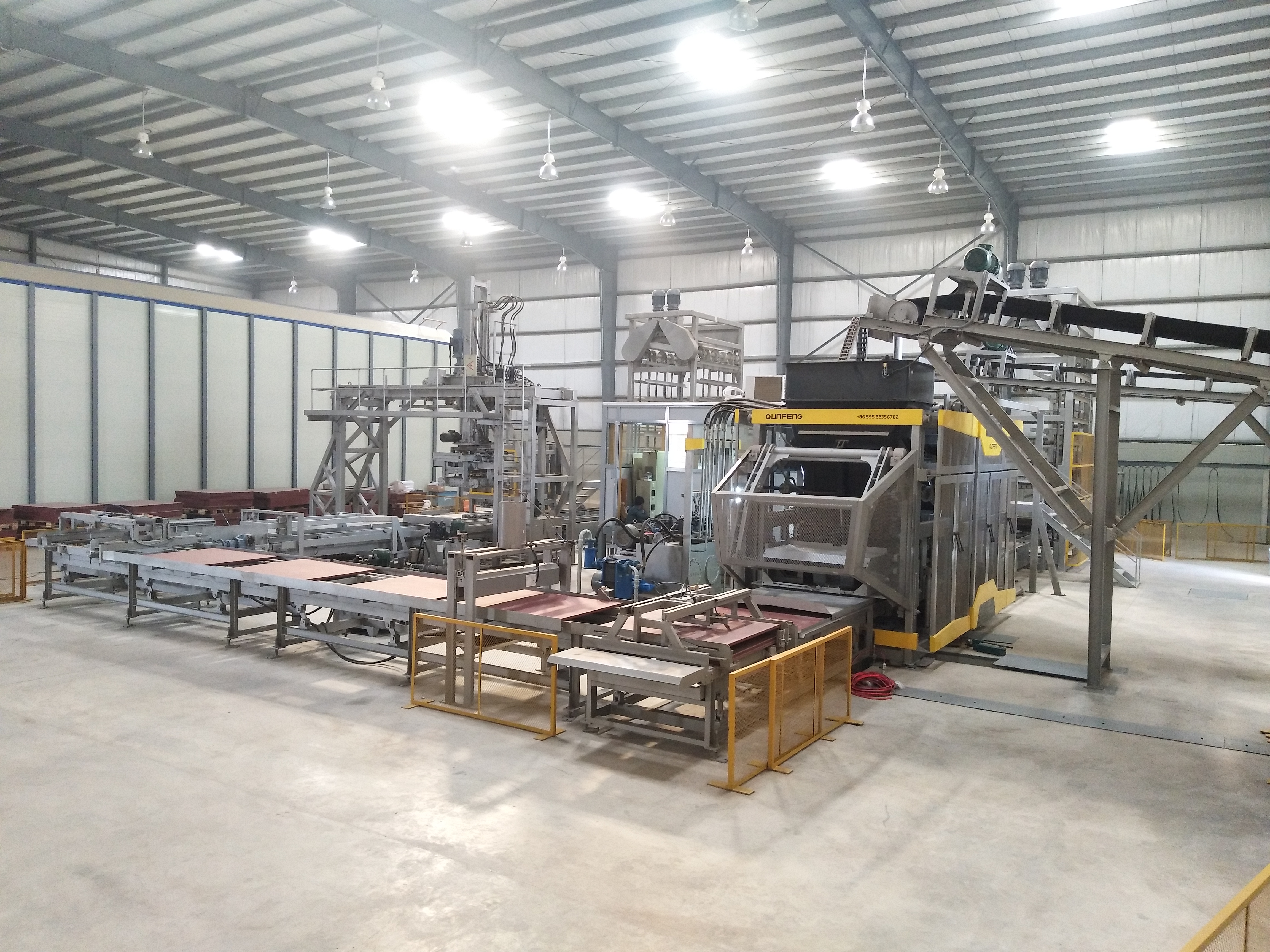 Die vollautomatische Produktionslinie QS2000 f&uuml;r Betonprodukte von Qunfeng Machinery wurde von pakistanischen Kunden anerkannt.