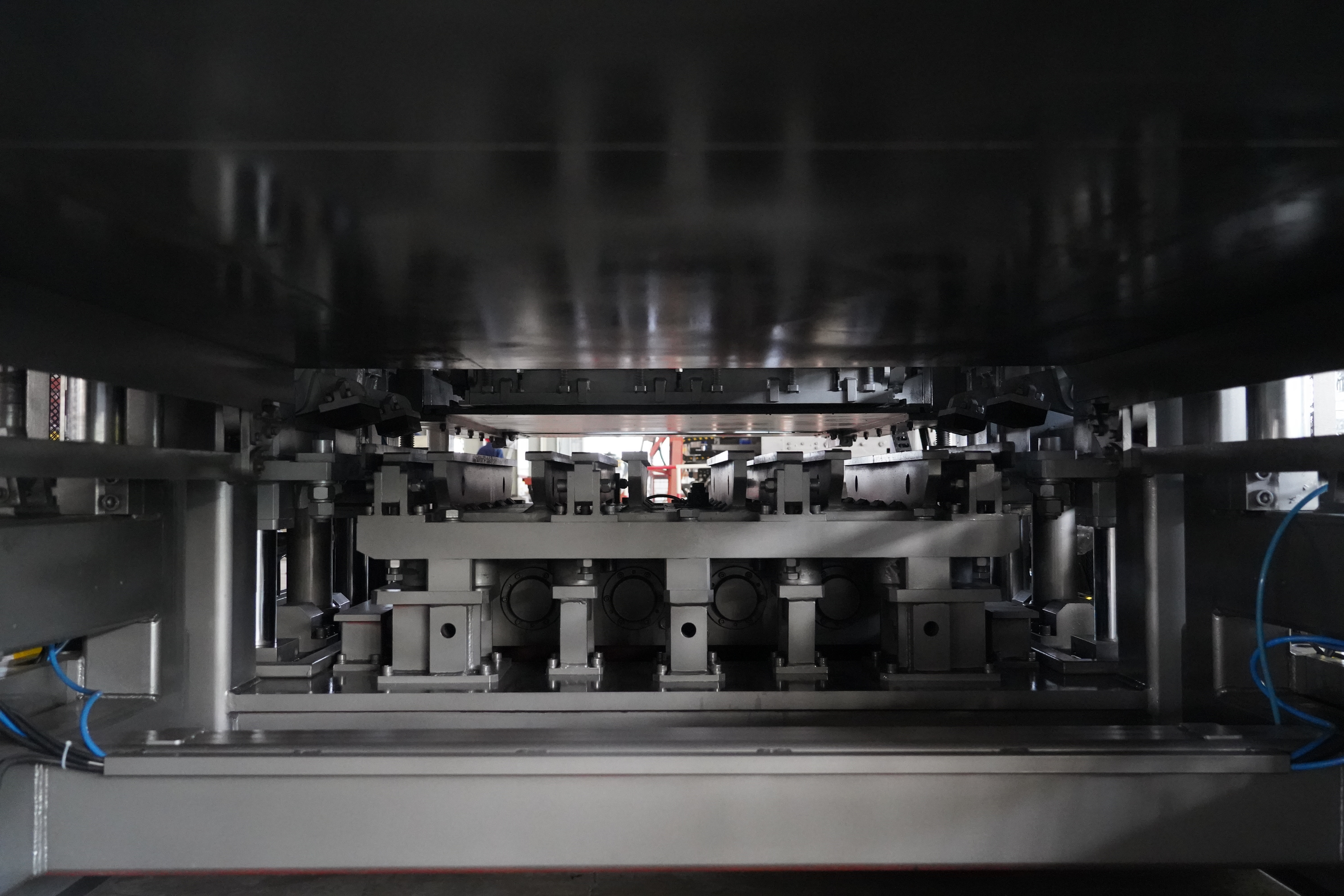 Das Servovibrationssystem der dritten Generation, eine von Qunfeng Machinery patentierte Erfindung, wurde im eigenen Haus entwickelt.