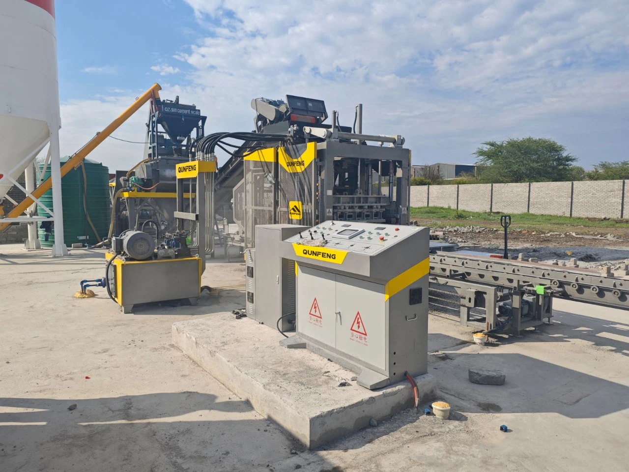 Die vollautomatische Produktionslinie f&uuml;r Betonprodukte der QS-Serie von Qunfeng Machinery ist in S&uuml;dafrika bereits in Betrieb.
