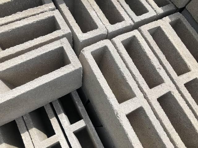 Maschine zur Herstellung von Betonhohlsteinen für kleine und mittlere Unternehmen