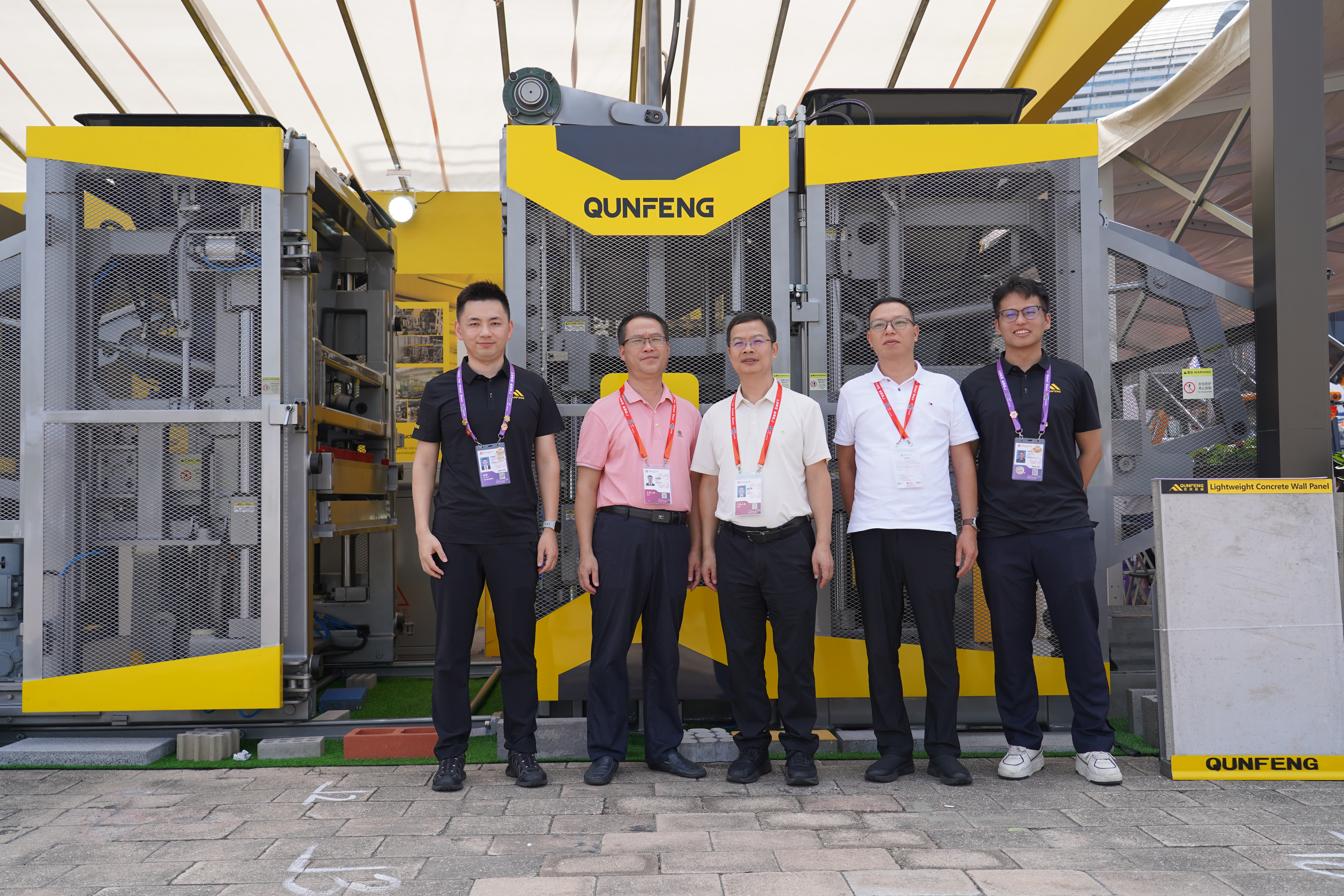 Als offiziell anerkanntes „spezialisiertes, raffiniertes, einzigartiges und innovatives“ (SRUI) „kleines Riesenunternehmen“ und Branchenf&uuml;hrer erhielt der Messestand von Qunfeng Machinery Unterst&uuml;tzung von Regierungsbeh&ouml;rden.