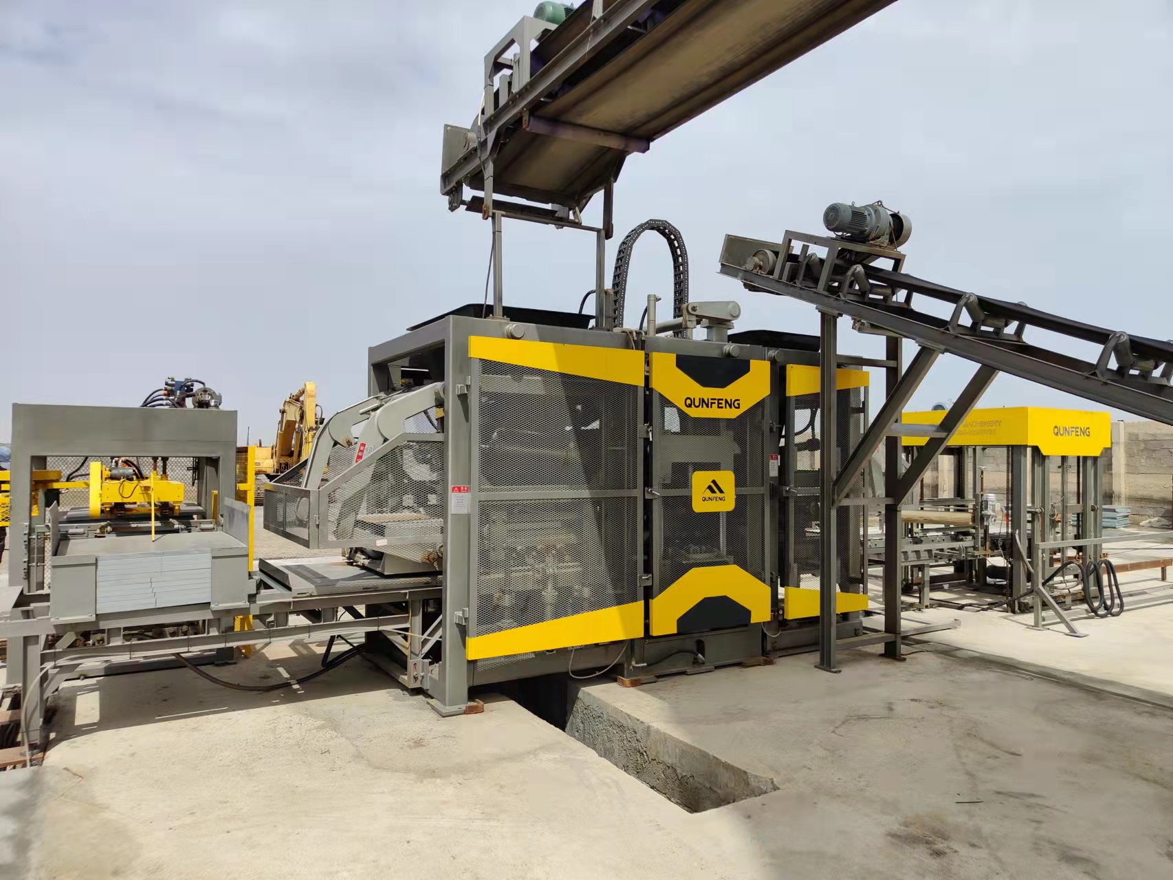 Vollautomatische Produktionslinie f&uuml;r Betonprodukte QS1300, gekauft von einem Kunden im Oman.