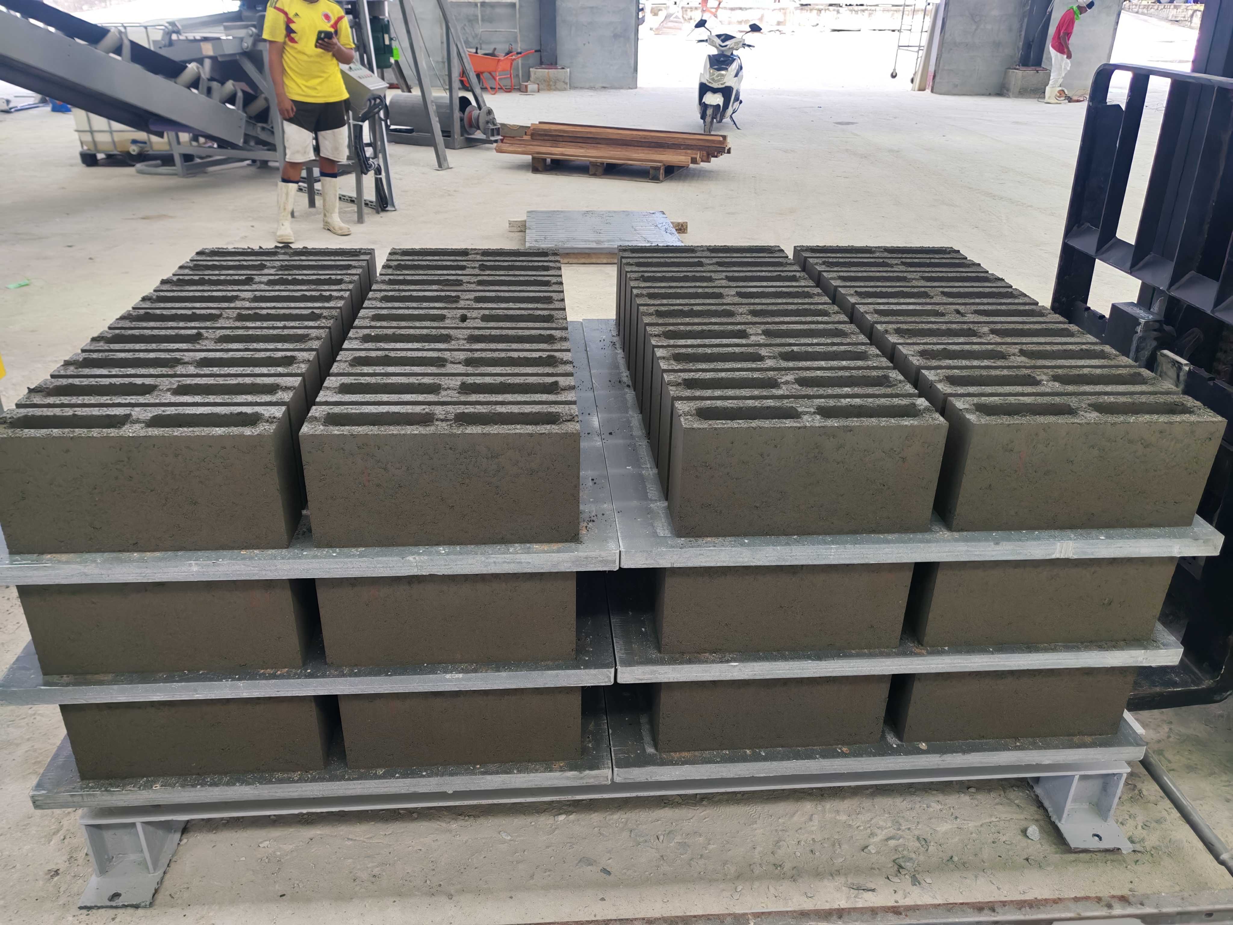 Produkte, die mit den Ziegelherstellungsanlagen von Qunfeng Machinery hergestellt werden, zeichnen sich durch pr&auml;zises Formen und eine hohe Ausbeute aus.
