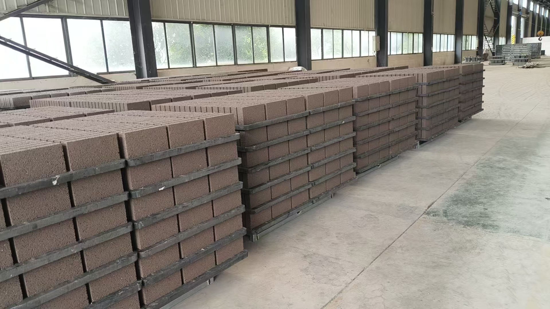 Hochwertige Zementprodukte, die mit Qunfeng-Maschinen hergestellt werden, zeichnen sich durch hohe Festigkeit und hohe Produktionsleistung aus.