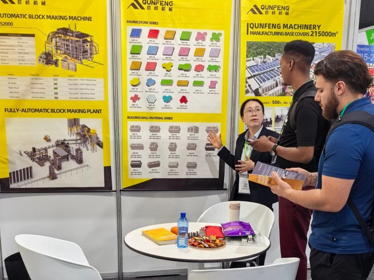 Die Produktionslinien f&uuml;r Betonprodukte von Qunfeng Machinery erf&uuml;llen die strengen Umweltbedingungen und Richtlinienanforderungen des afrikanischen Marktes, und afrikanische Kunden nehmen die verschiedenen Automatisierungsfunktionen des Unternehmens genau unter die Lupe.