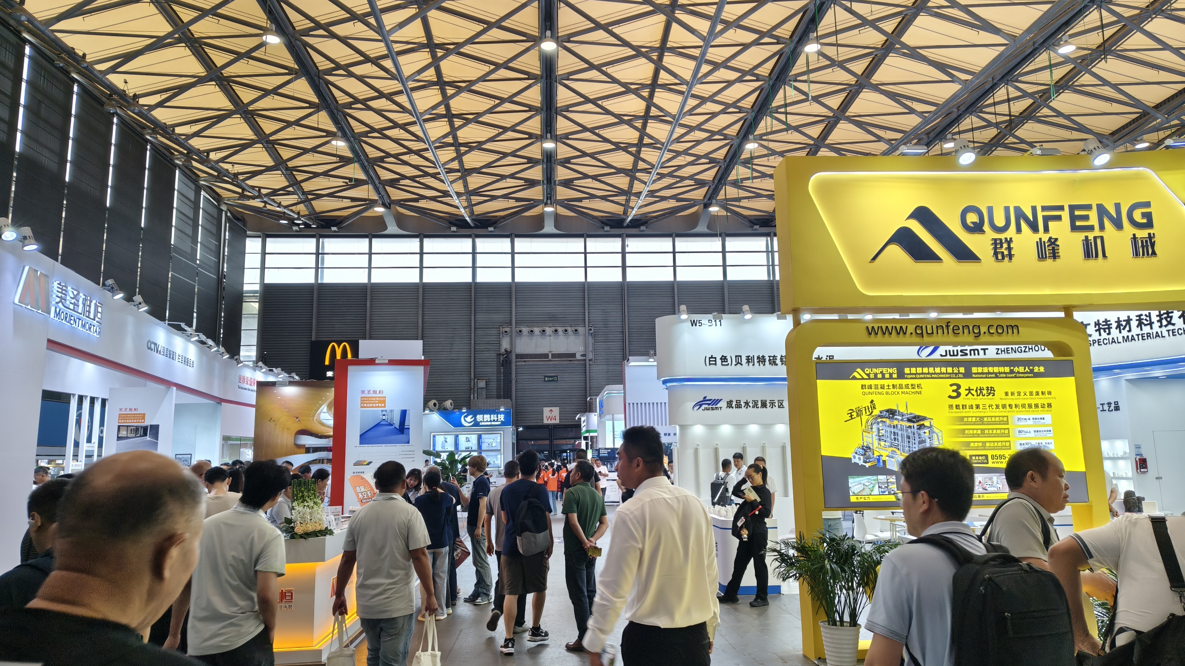 Der Stand von Qunfeng Machinery zieht viele Besucher an und ist damit die angesagteste Marke in der Blockherstellungsmaschinenbranche.