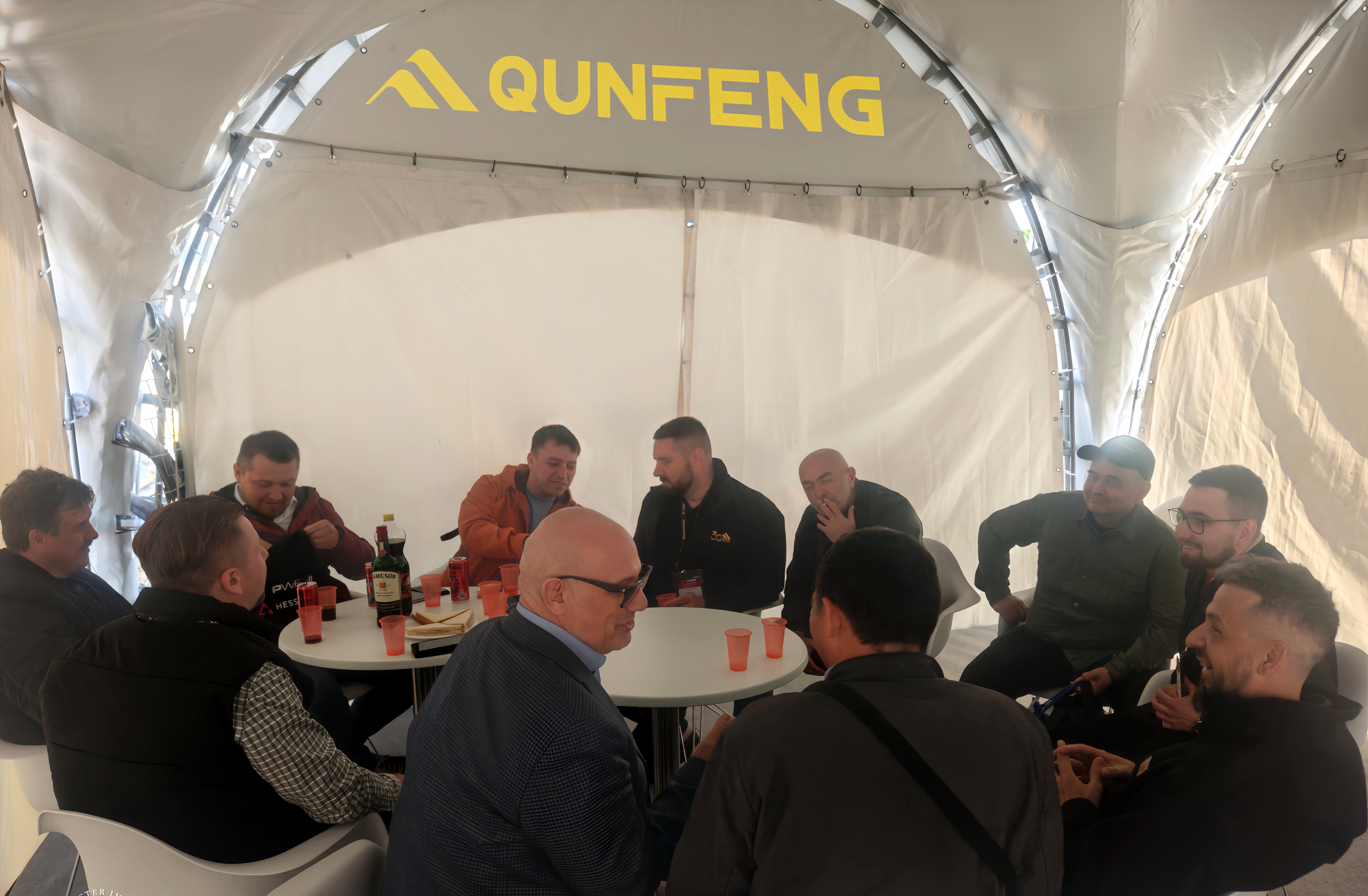 Die ausl&auml;ndische Tochtergesellschaft von Qunfeng Machinery und das spezialisierte technische Team vor Ort besprechen Produkte mit Kunden.