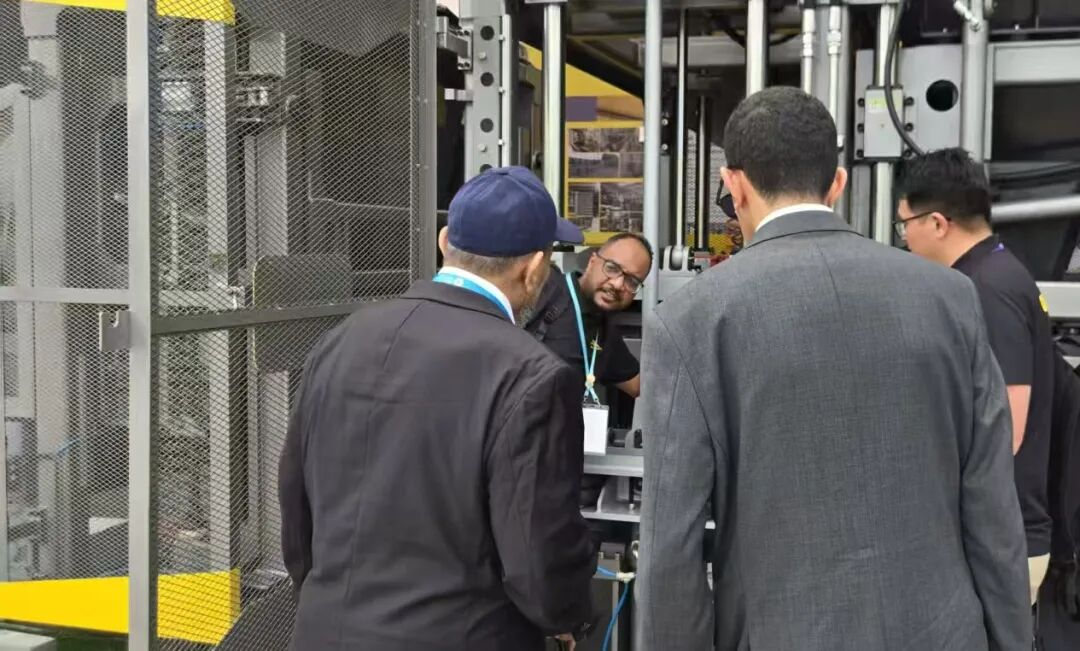 Kunden aus dem Nahen Osten diskutieren mit Qunfeng &uuml;ber Produktionslinien f&uuml;r Betonsteine