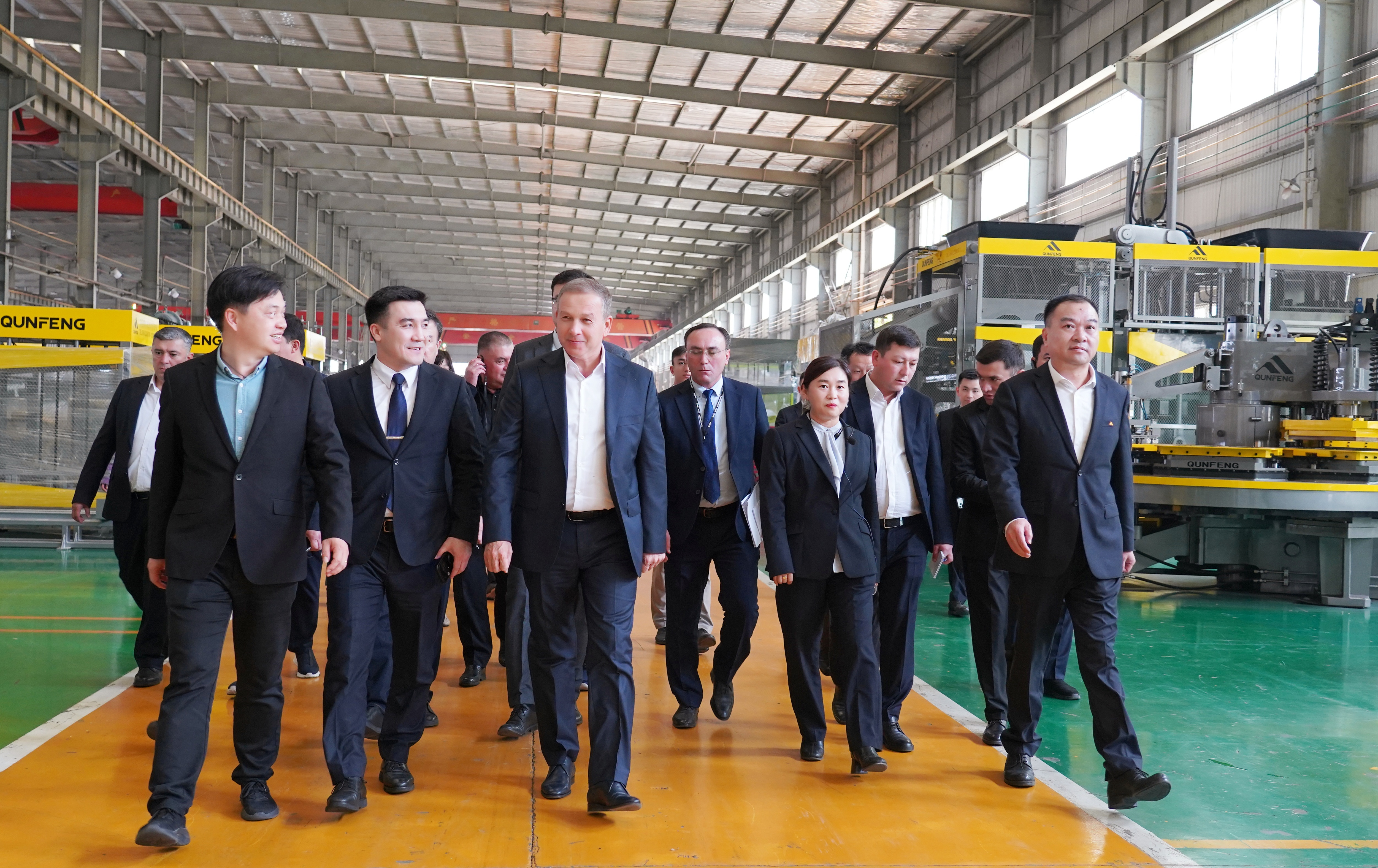 Gouverneur der Region Navoi, Usbekistan, leitet Delegation zu Qunfeng Machinery, um intelligente Fertigung zu erleben und Zusammenarbeit zu erkunden
