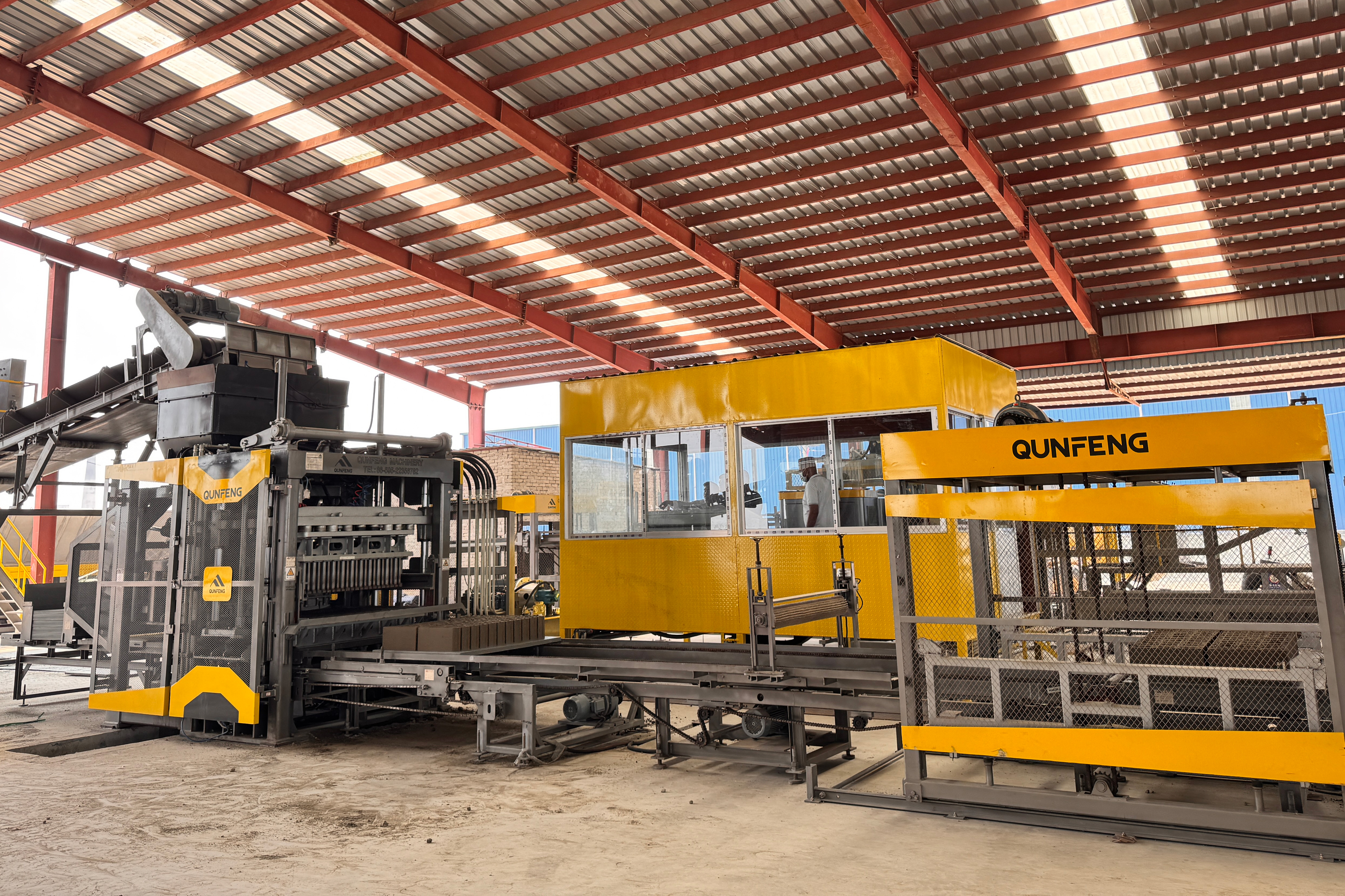 Die vollautomatische Produktionslinie f&uuml;r Betonprodukte von Qunfeng Machinery wird nach Bangladesch, S&uuml;dasien, exportiert.
